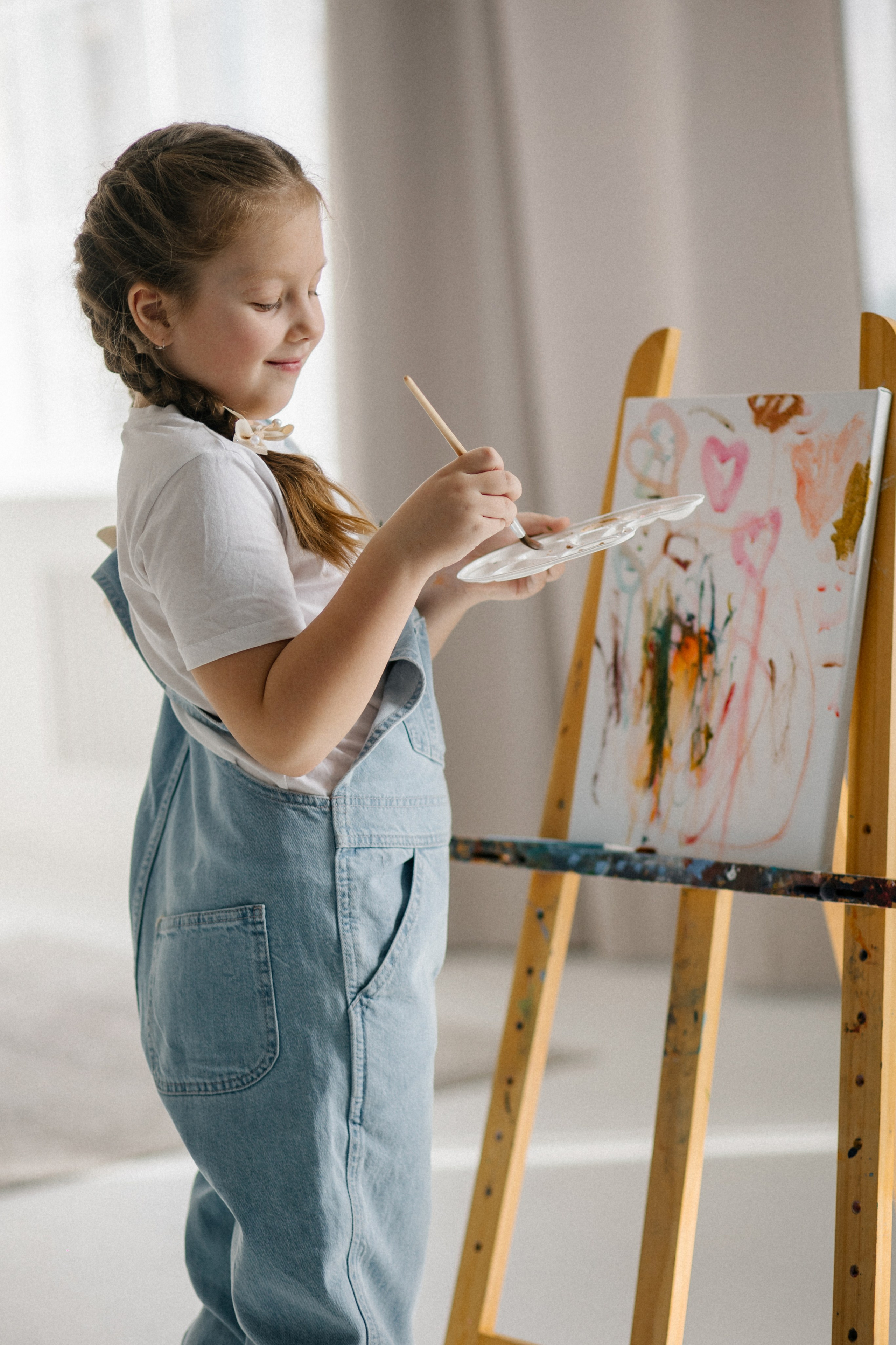 искренняя улыбка, краски мольберт и холст