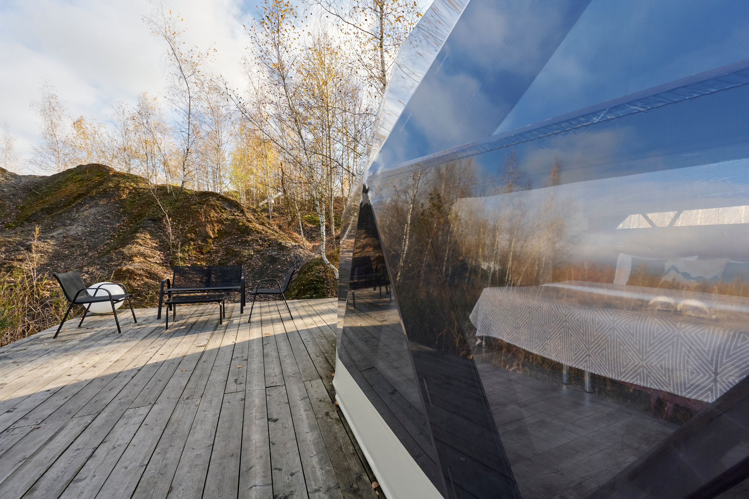 Архитектурная линия модуля: стекло, диагонали, перспектива.