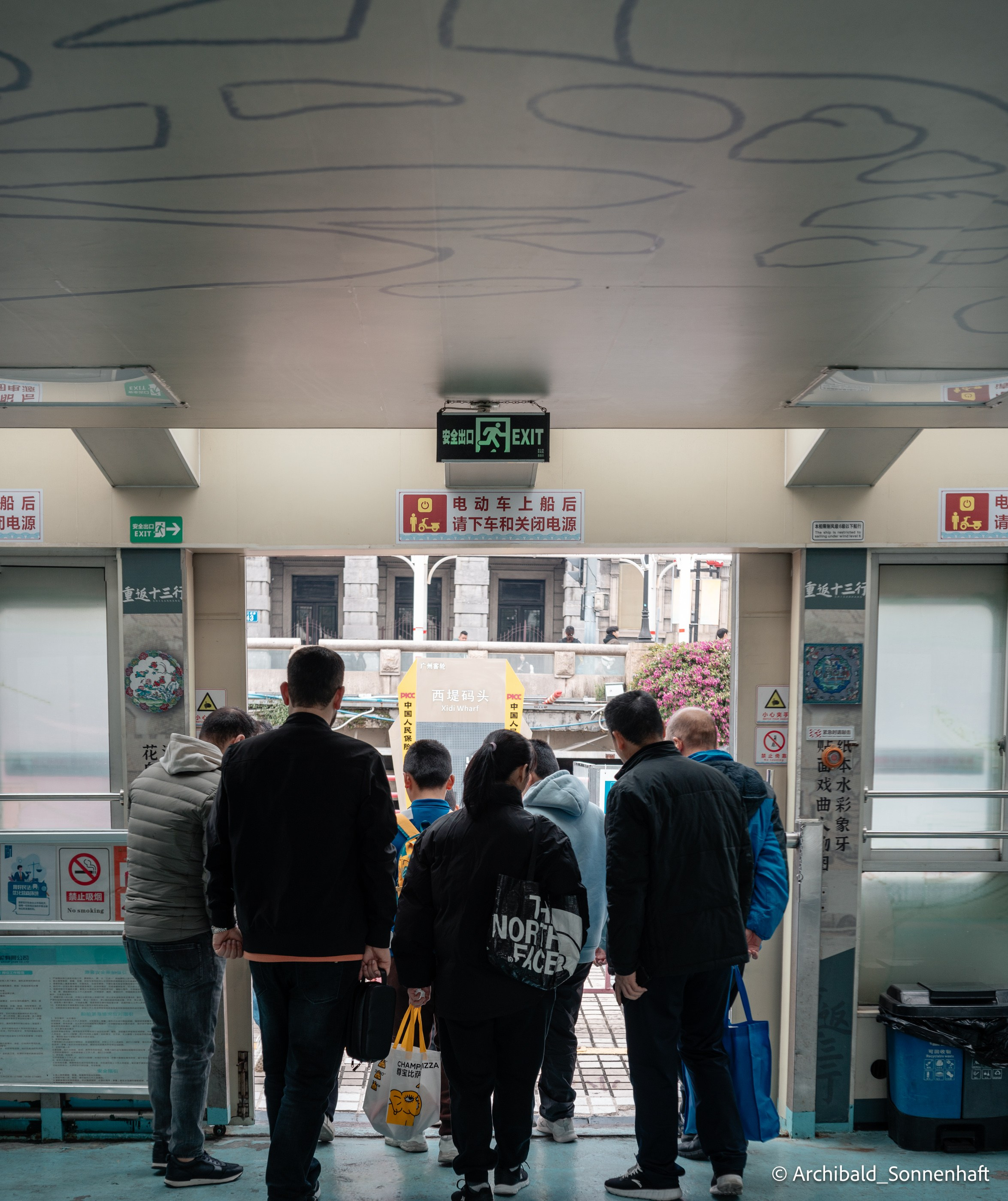 Walking in GZ, sunday. Photographer in Guangzhou, China. Archibald Sonnenhaft