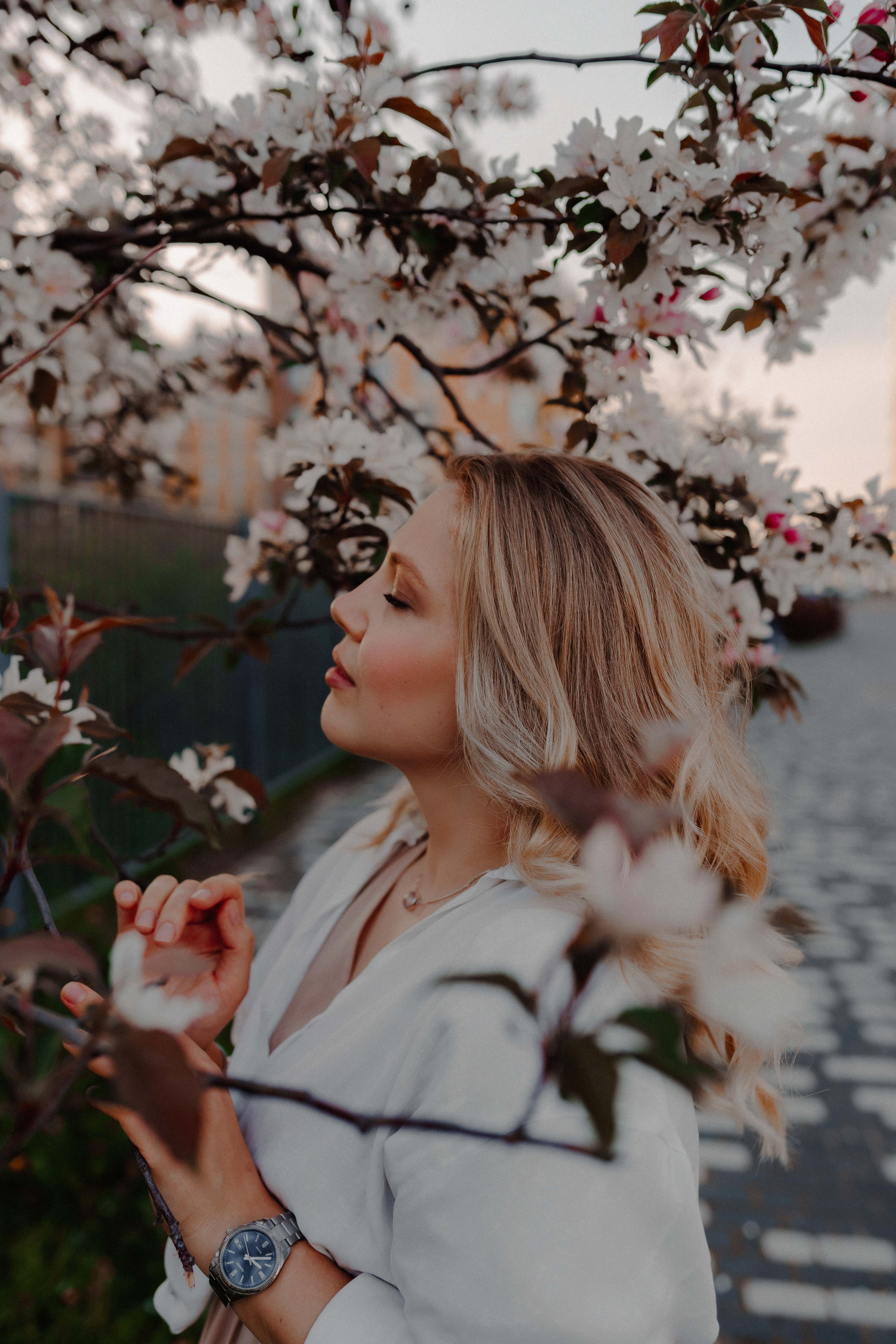 Александра в цветущей яблоне. Семейный и индивидуальный фотограф в Санкт-Петербурге Маргарита Щипкова