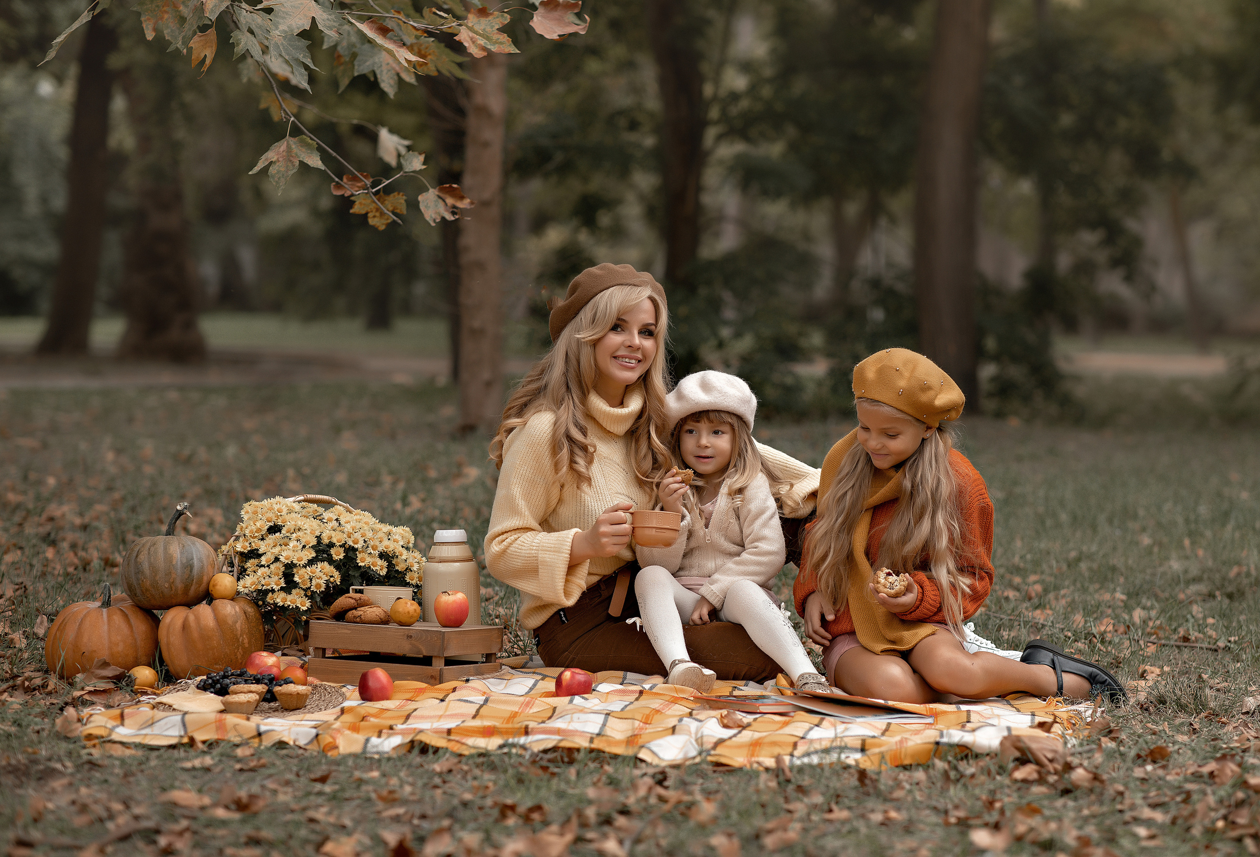 Семейная фотосессия " Пикник ". Фотограф-стилист Крым Прокат одежды в Крыму. Фотосессии в Крыму