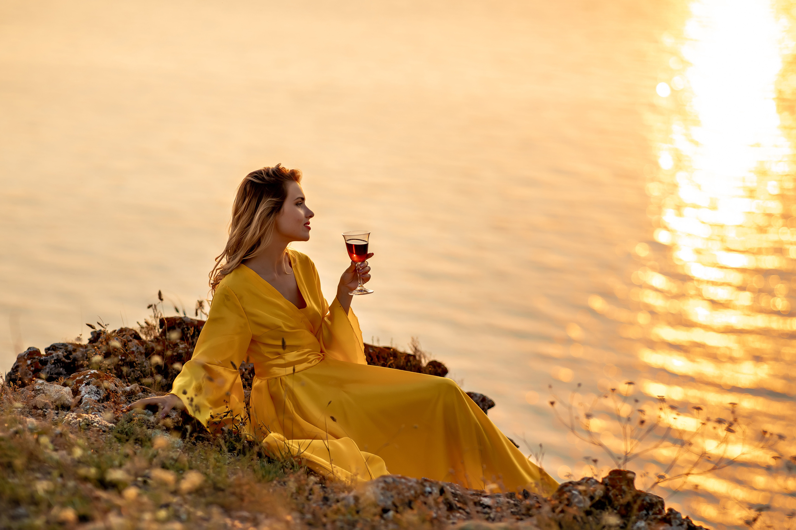 Выездная фотосессия в скалах у моря. Фотограф-стилист Крым Прокат одежды в Крыму. Фотосессии в Крыму