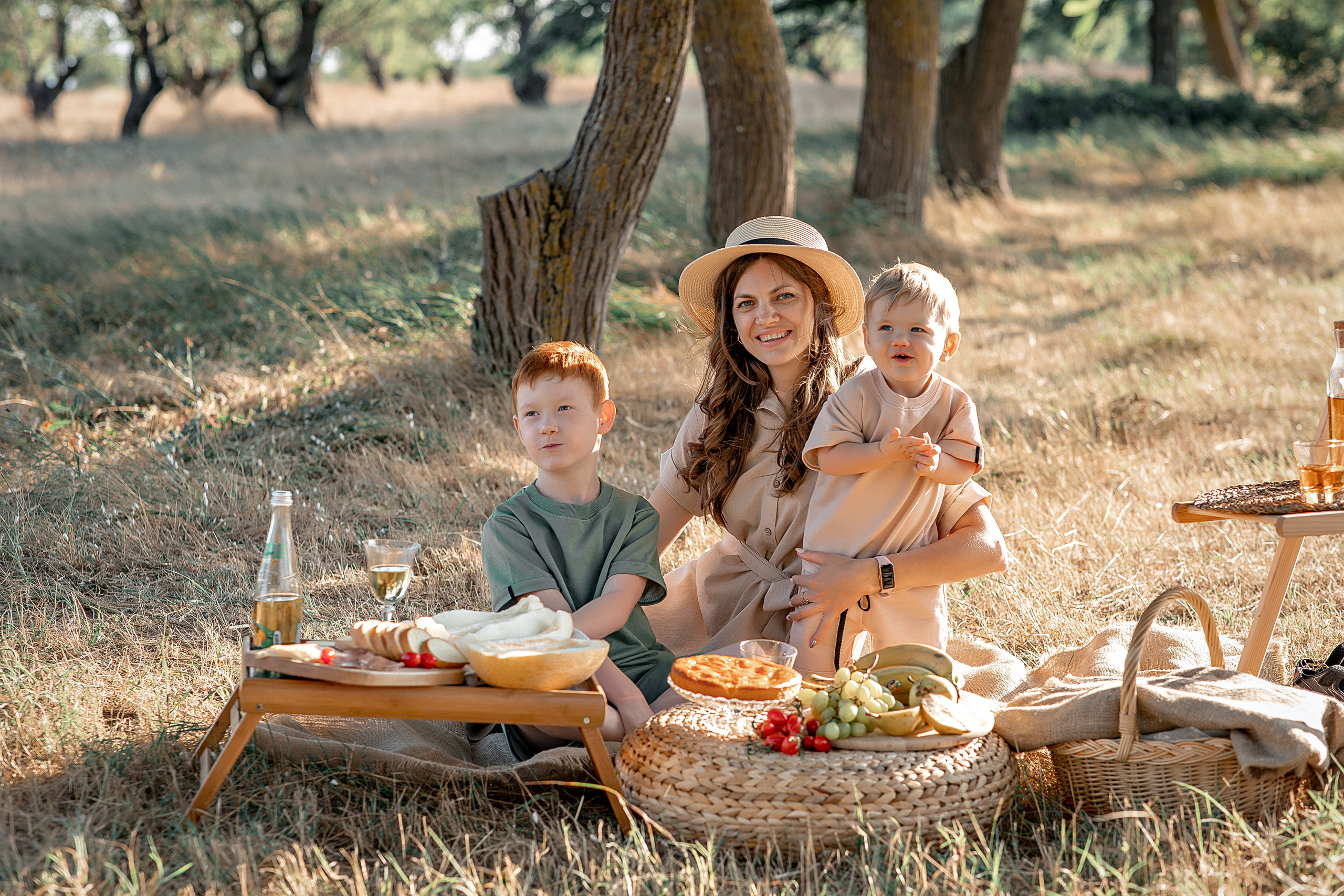 Семейная фотосессия " Пикник ". Фотограф-стилист Крым Прокат одежды в Крыму. Фотосессии в Крыму
