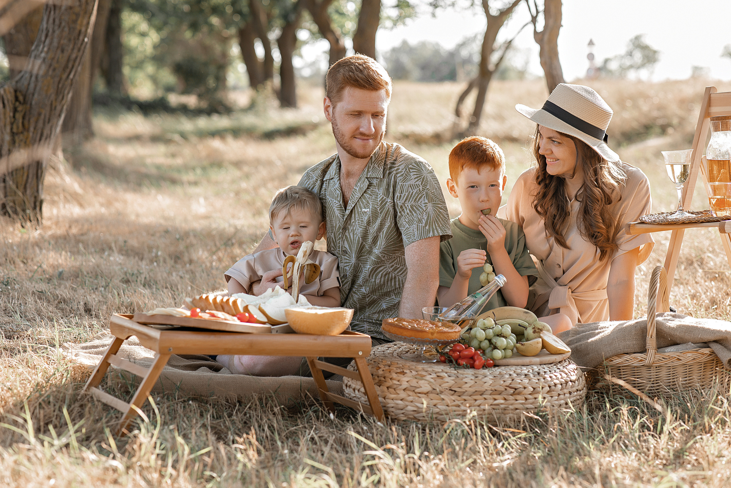 Семейная фотосессия " Пикник ". Фотограф-стилист Крым Прокат одежды в Крыму. Фотосессии в Крыму