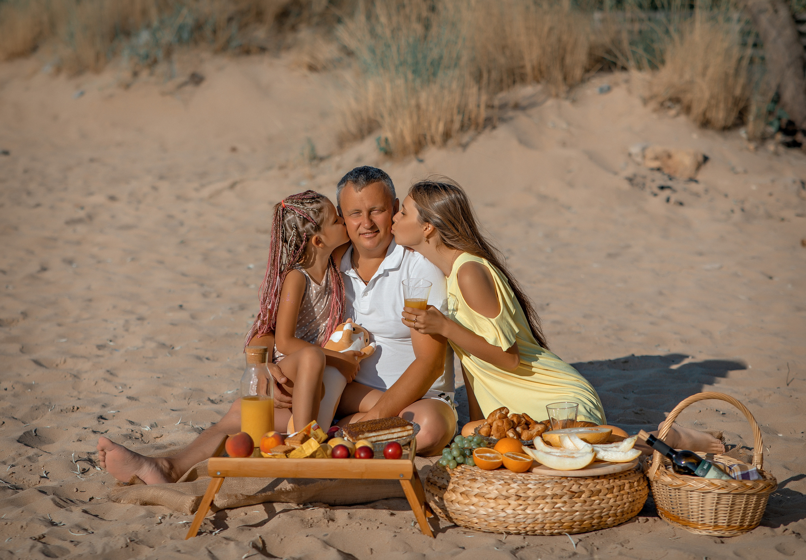 Семейная фотосессия " Пикник ". Фотограф-стилист Крым Прокат одежды в Крыму. Фотосессии в Крыму