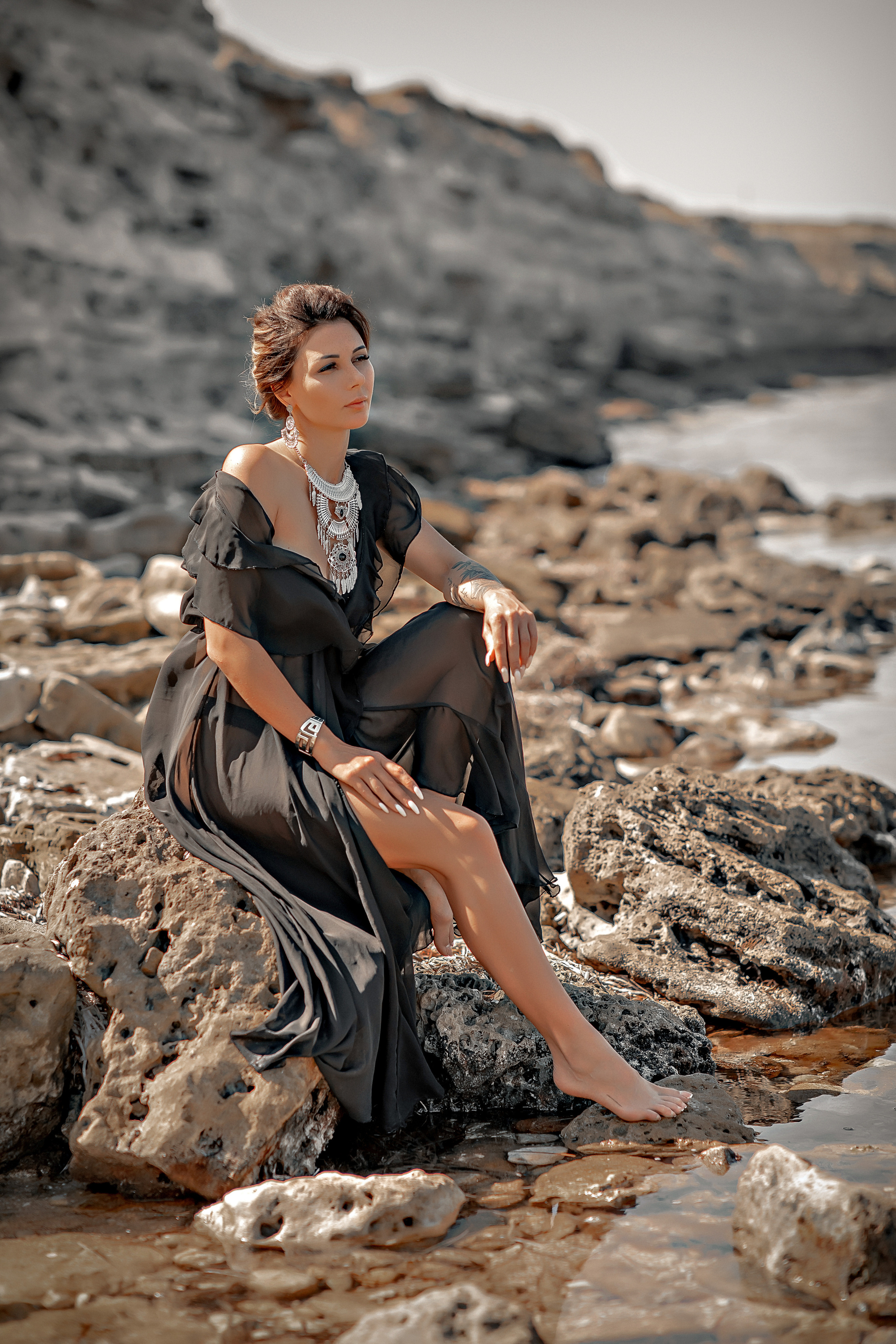 Выездная фотосессия в скалах у моря. Фотограф-стилист Крым Прокат одежды в Крыму. Фотосессии в Крыму