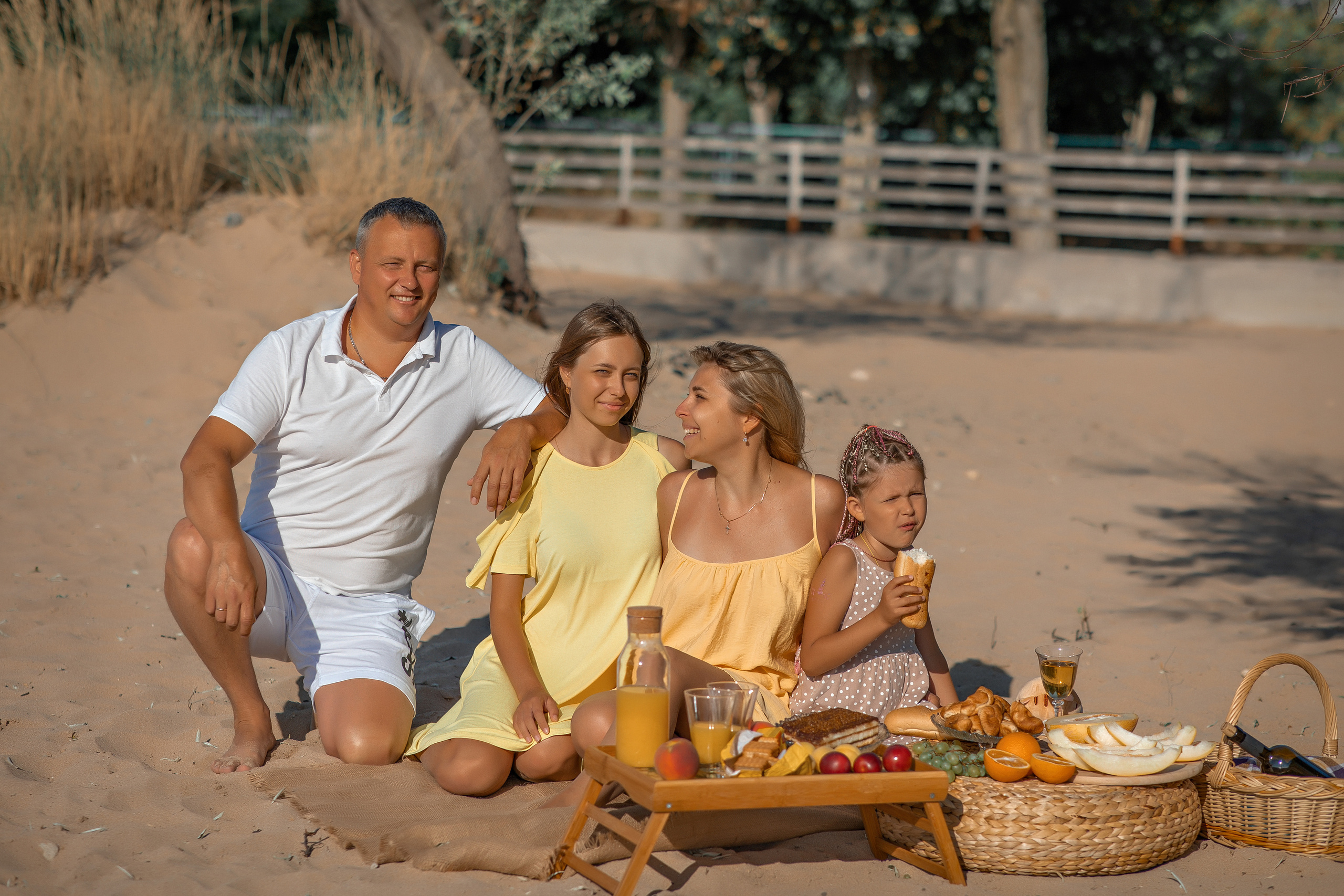 Семейная фотосессия " Пикник ". Фотограф-стилист Крым Прокат одежды в Крыму. Фотосессии в Крыму