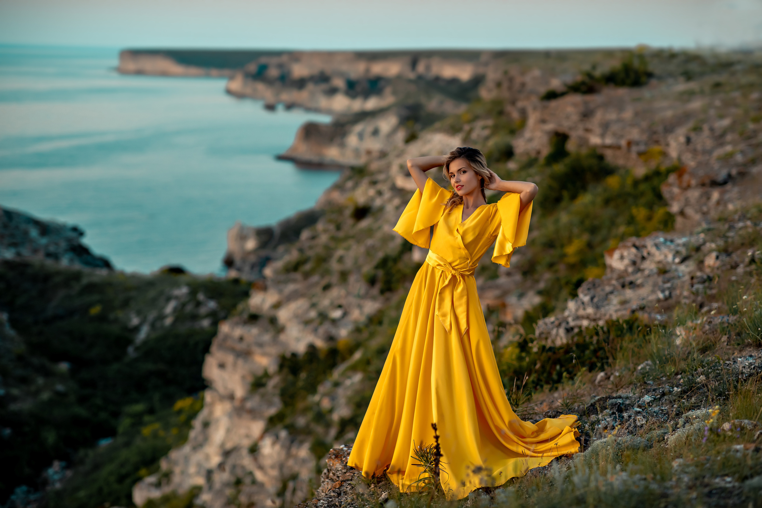 Выездная фотосессия в скалах у моря. Фотограф-стилист Крым Прокат одежды в Крыму. Фотосессии в Крыму
