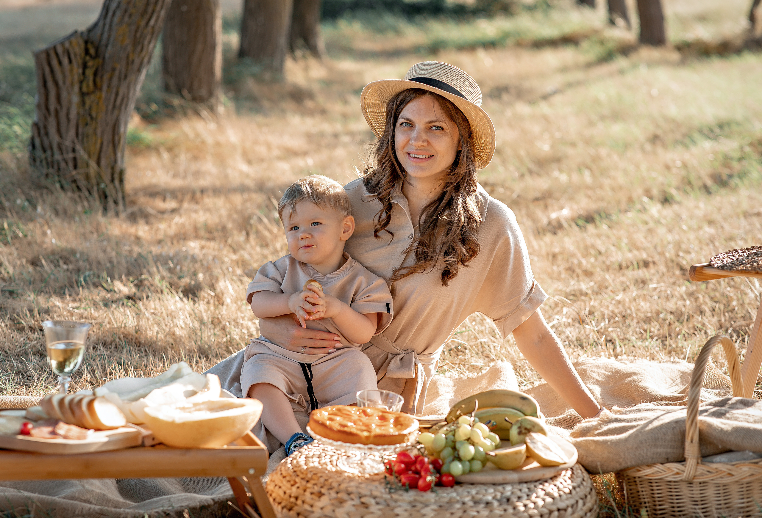 Семейная фотосессия " Пикник ". Фотограф-стилист Крым Прокат одежды в Крыму. Фотосессии в Крыму