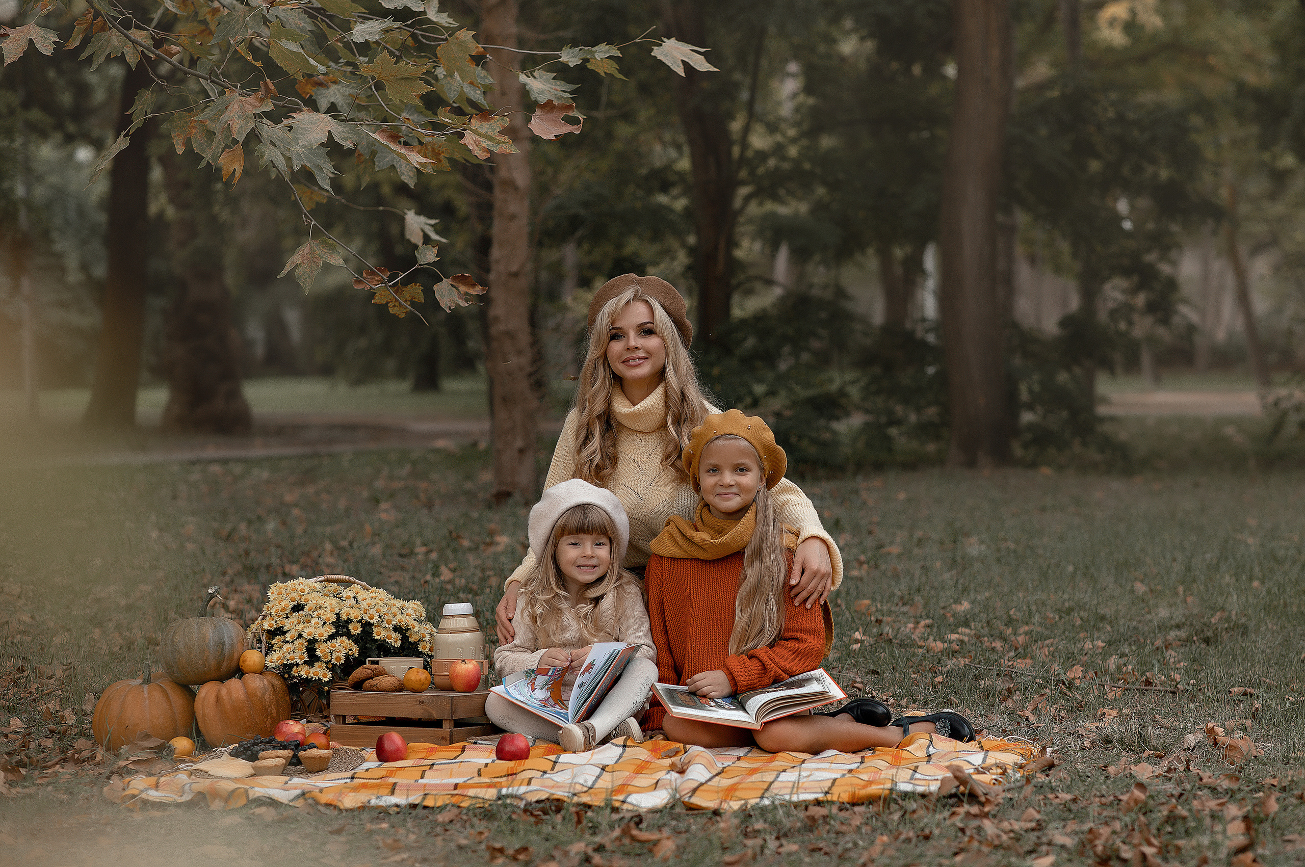 Семейная фотосессия " Пикник ". Фотограф-стилист Крым Прокат одежды в Крыму. Фотосессии в Крыму