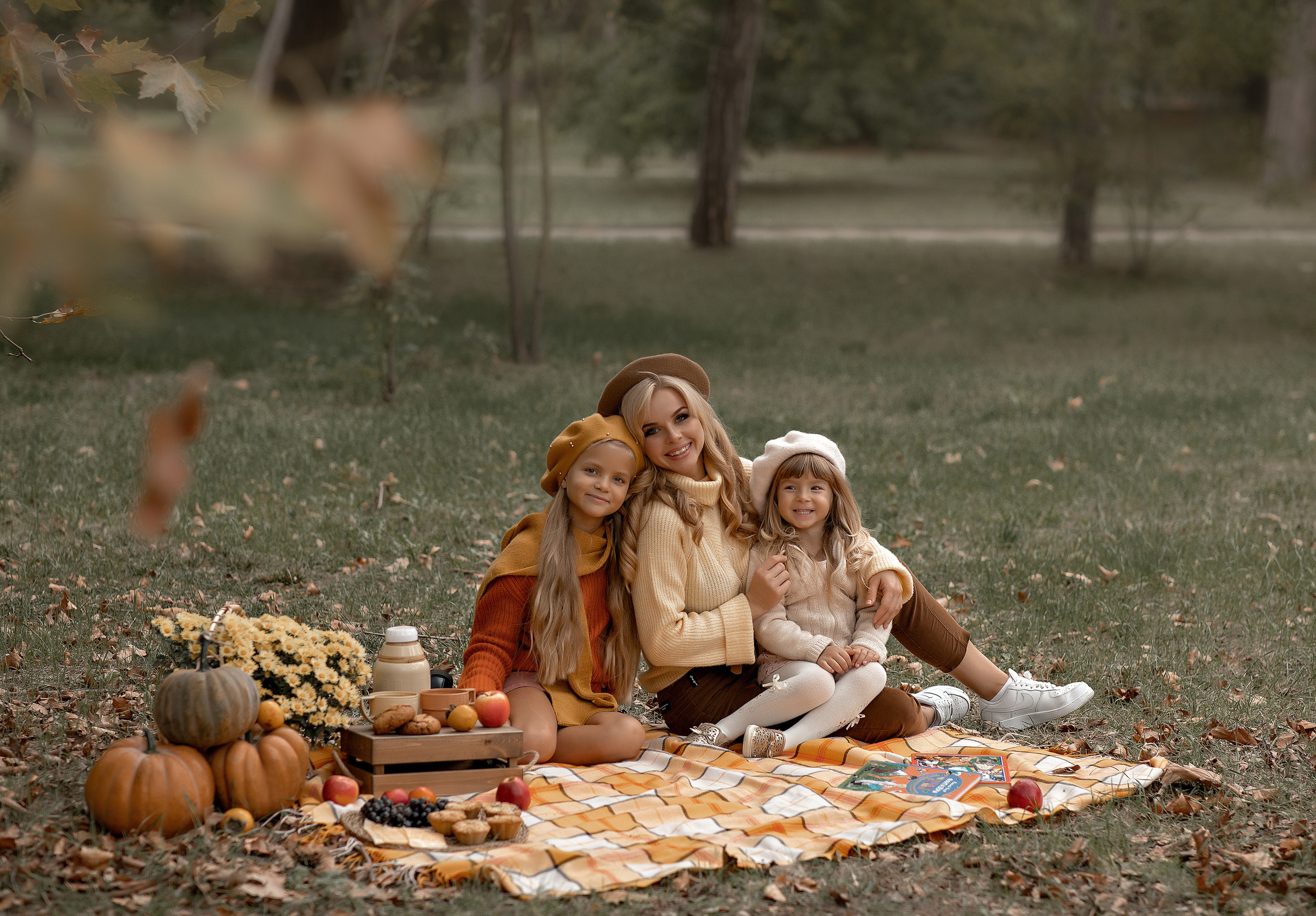 Семейная фотосессия " Пикник ". Фотограф-стилист Крым Прокат одежды в Крыму. Фотосессии в Крыму