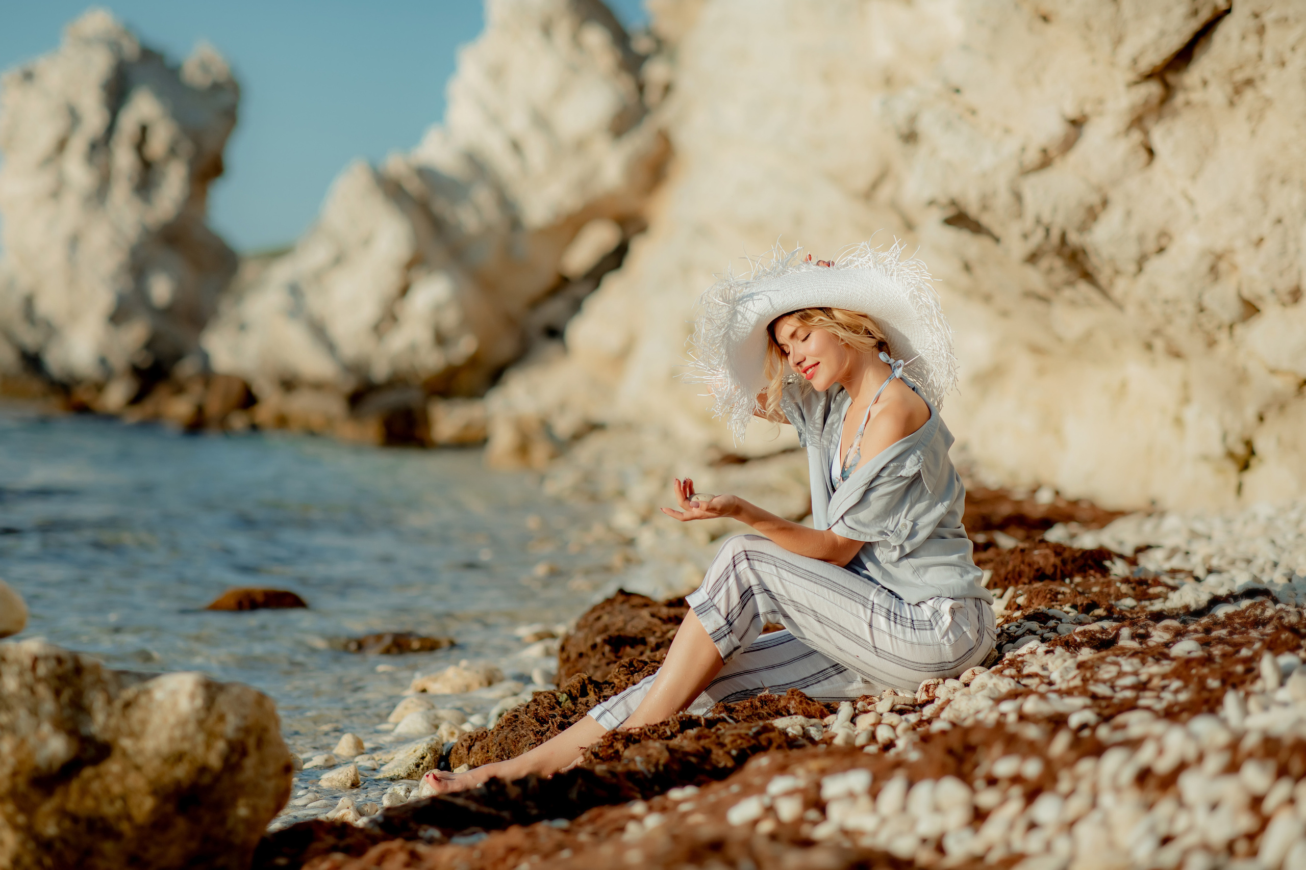 Выездная фотосессия в скалах у моря. Фотограф-стилист Крым Прокат одежды в Крыму. Фотосессии в Крыму