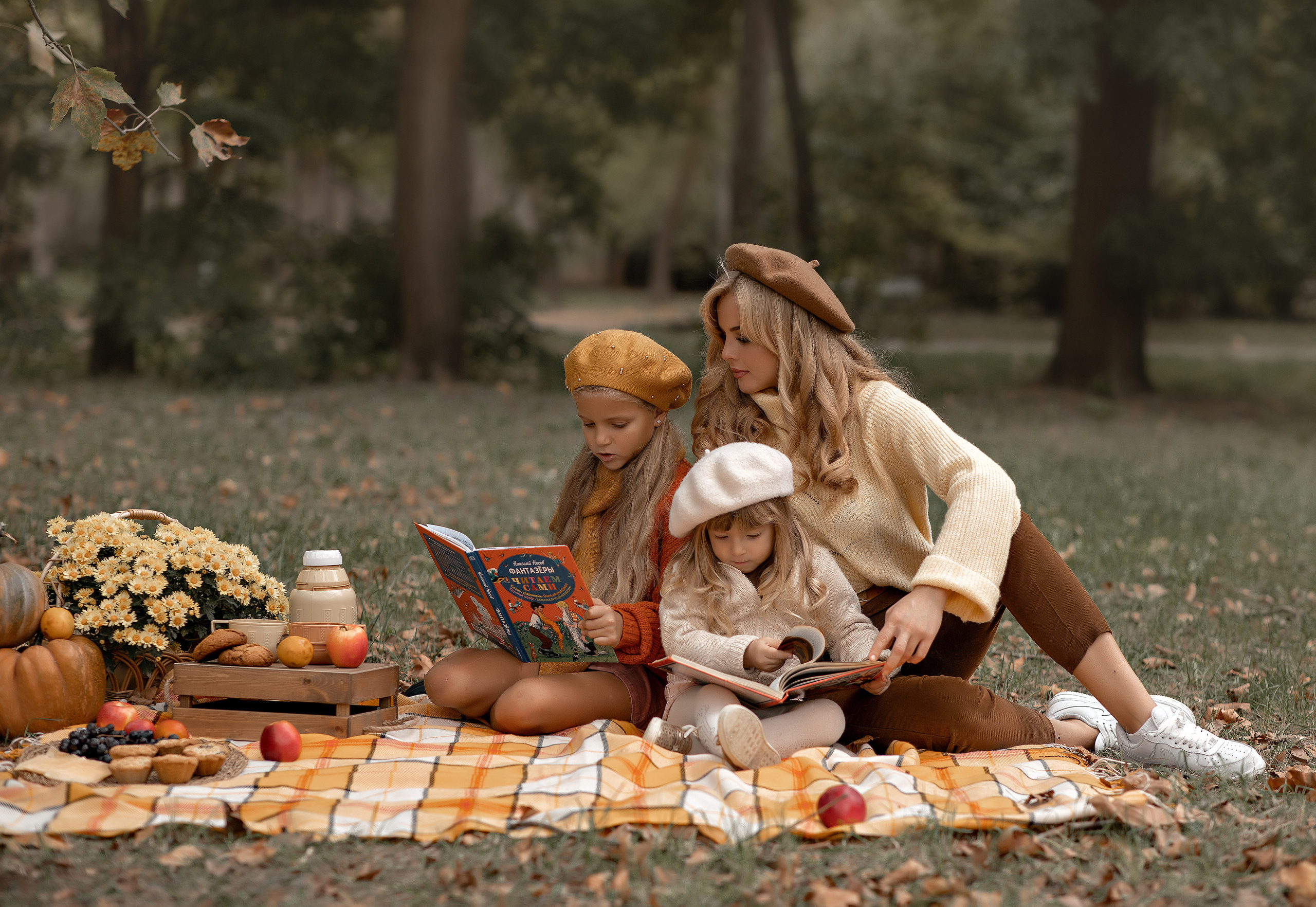 Семейная фотосессия " Пикник ". Фотограф-стилист Крым Прокат одежды в Крыму. Фотосессии в Крыму