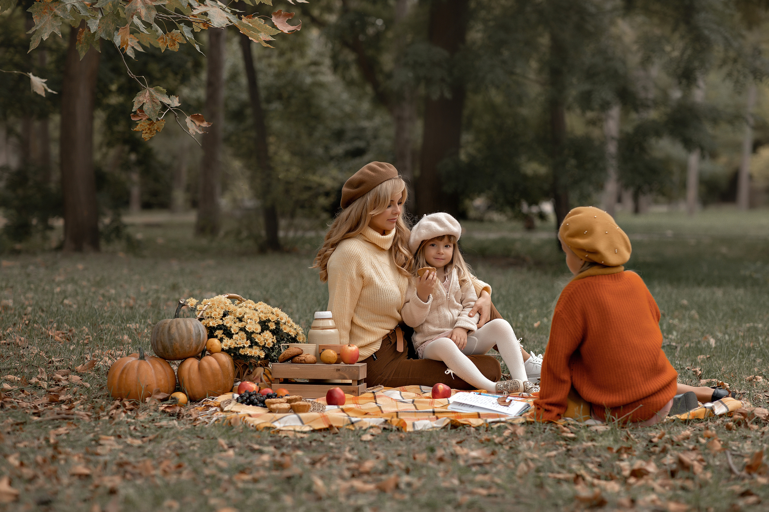Семейная фотосессия " Пикник ". Фотограф-стилист Крым Прокат одежды в Крыму. Фотосессии в Крыму