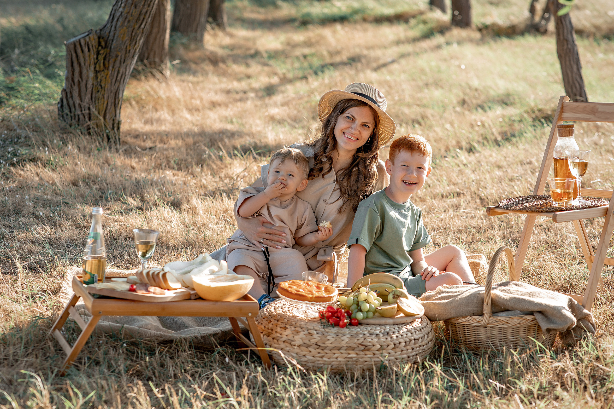 Семейная фотосессия " Пикник ". Фотограф-стилист Крым Прокат одежды в Крыму. Фотосессии в Крыму