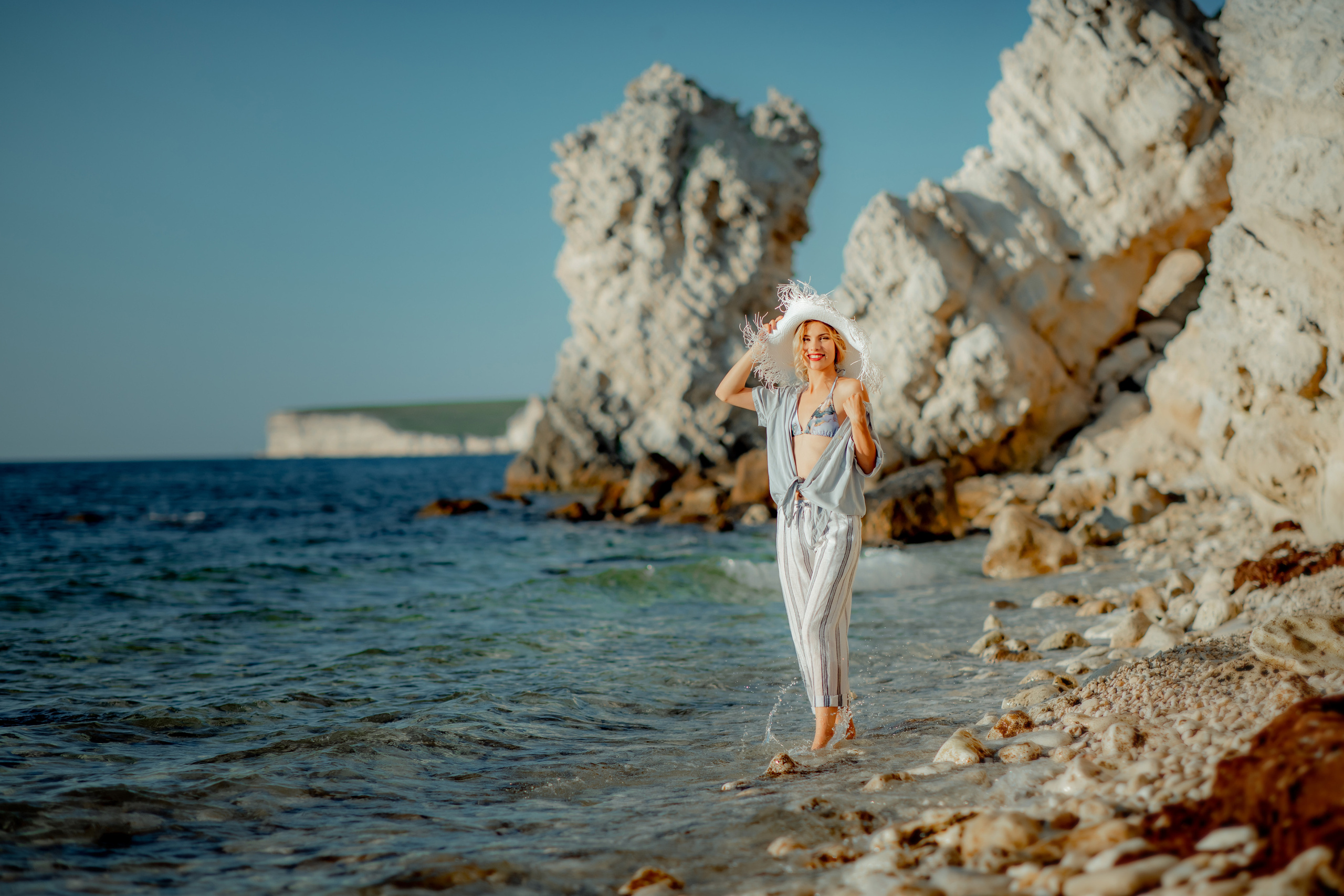 Выездная фотосессия в скалах у моря. Фотограф-стилист Крым Прокат одежды в Крыму. Фотосессии в Крыму