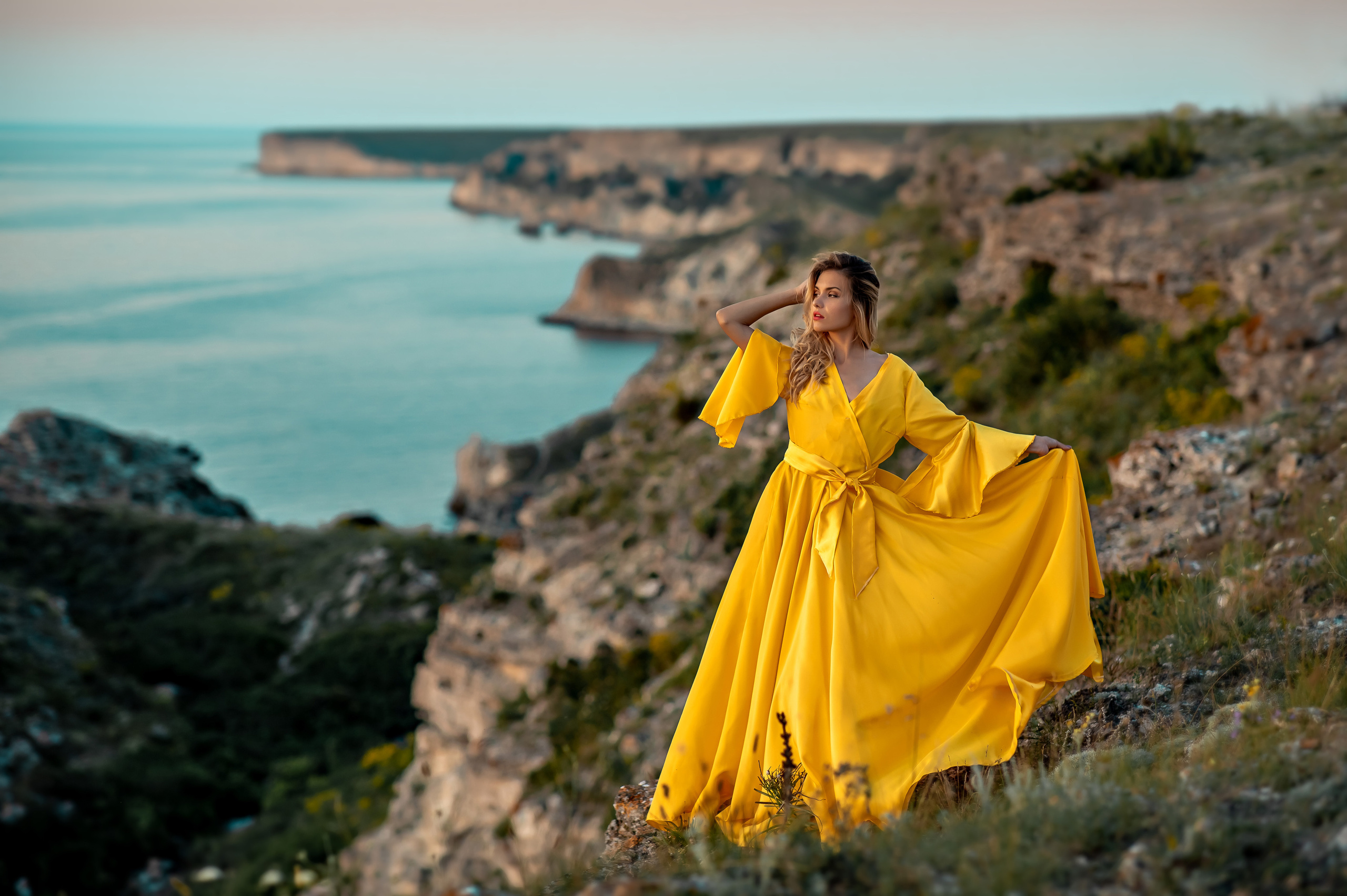 Выездная фотосессия в скалах у моря. Фотограф-стилист Крым Прокат одежды в Крыму. Фотосессии в Крыму