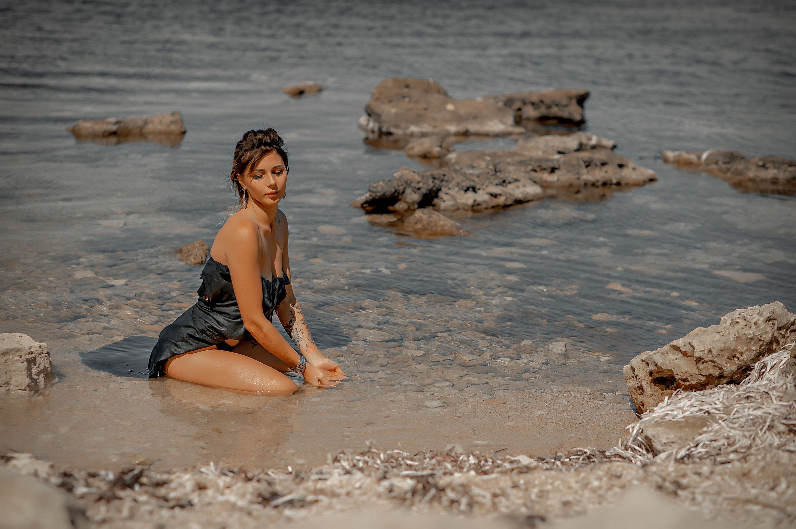 Выездная фотосессия в скалах у моря. Фотограф-стилист Крым Прокат одежды в Крыму. Фотосессии в Крыму