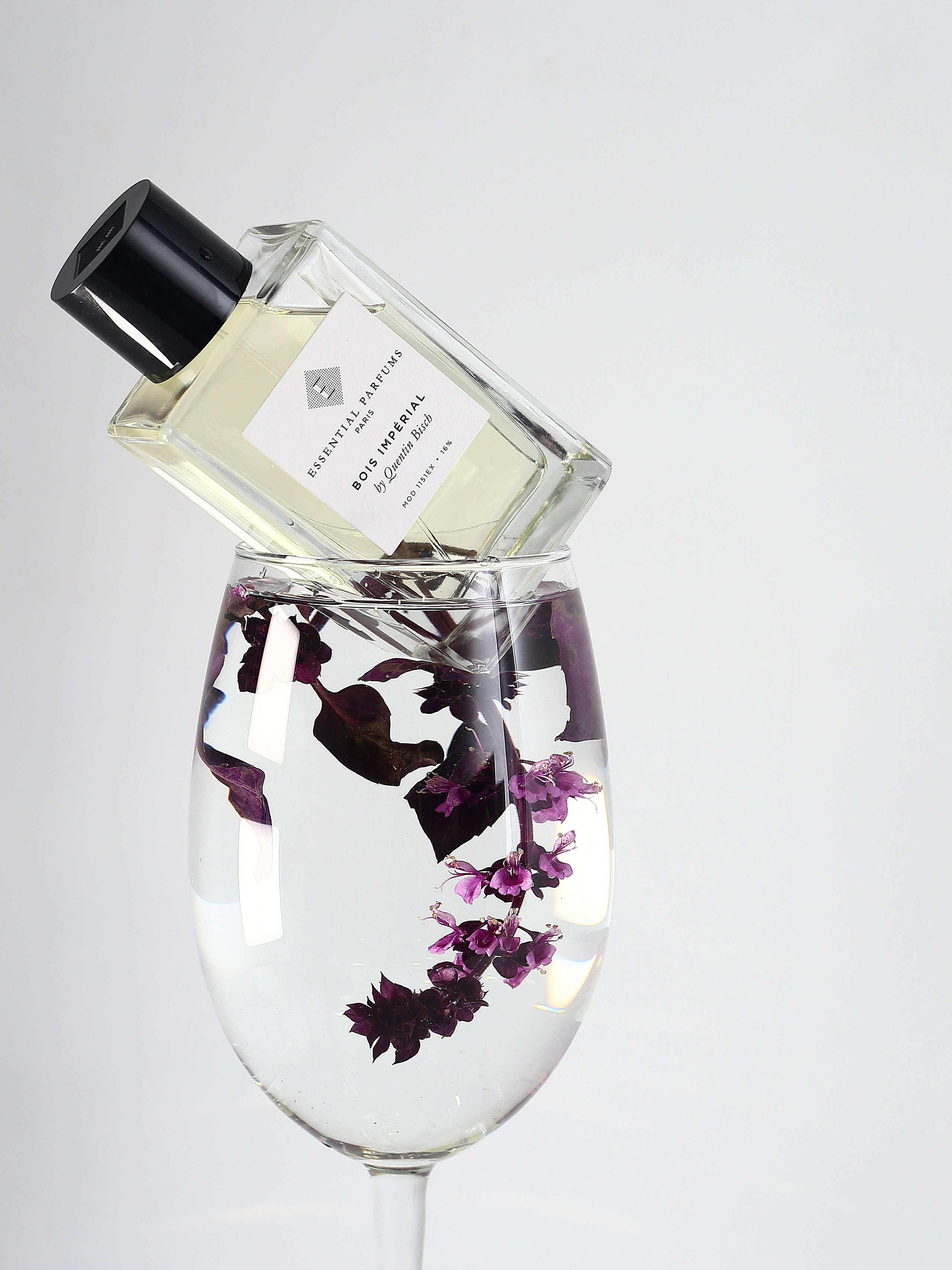 Парфюм в светлых тонах. Фотограф для различных событий, проектов, маркетплейсов, сайтов и мероприятий в Екатеринбурге