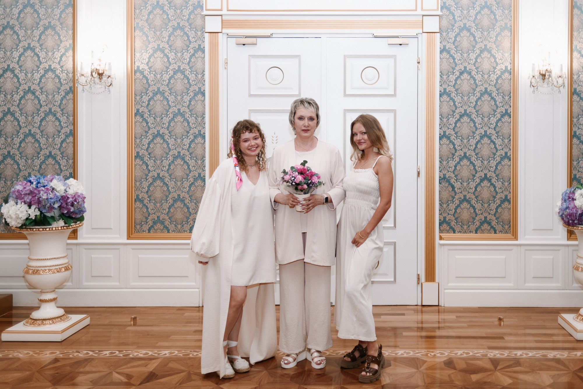 Свадебный фотограф Тюмень — Роман и Ксения: фотосессия с гостями и прогулка в парке. Портретный фотограф Тюмень Дарья Мустафина