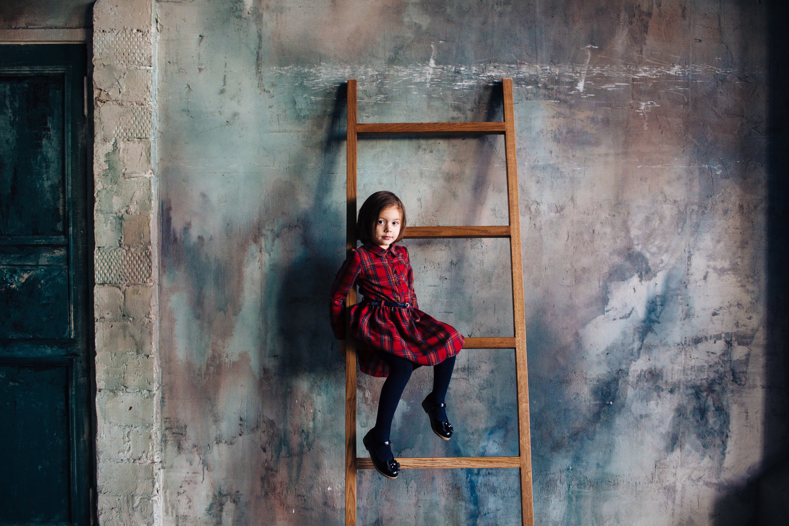 Дочь:

- Пойду я попрошу сделать фото на лестнице. У мамы ведь уже есть. 