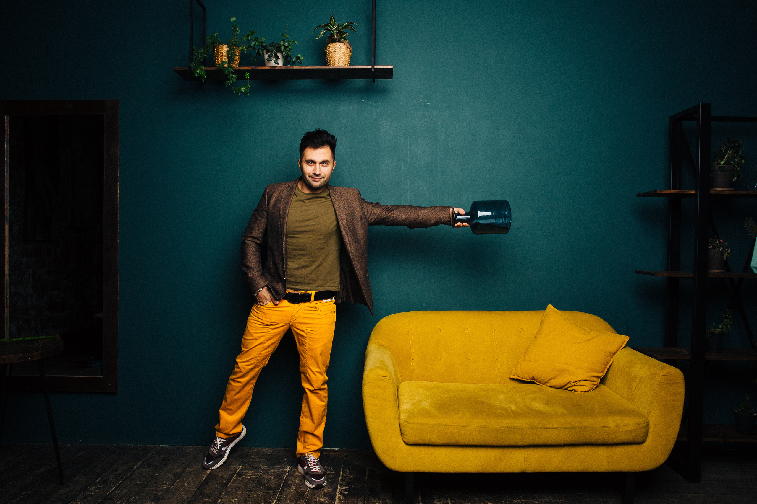 А ещё я могу бутылку держать. Вот так. На вытянутой руке. 