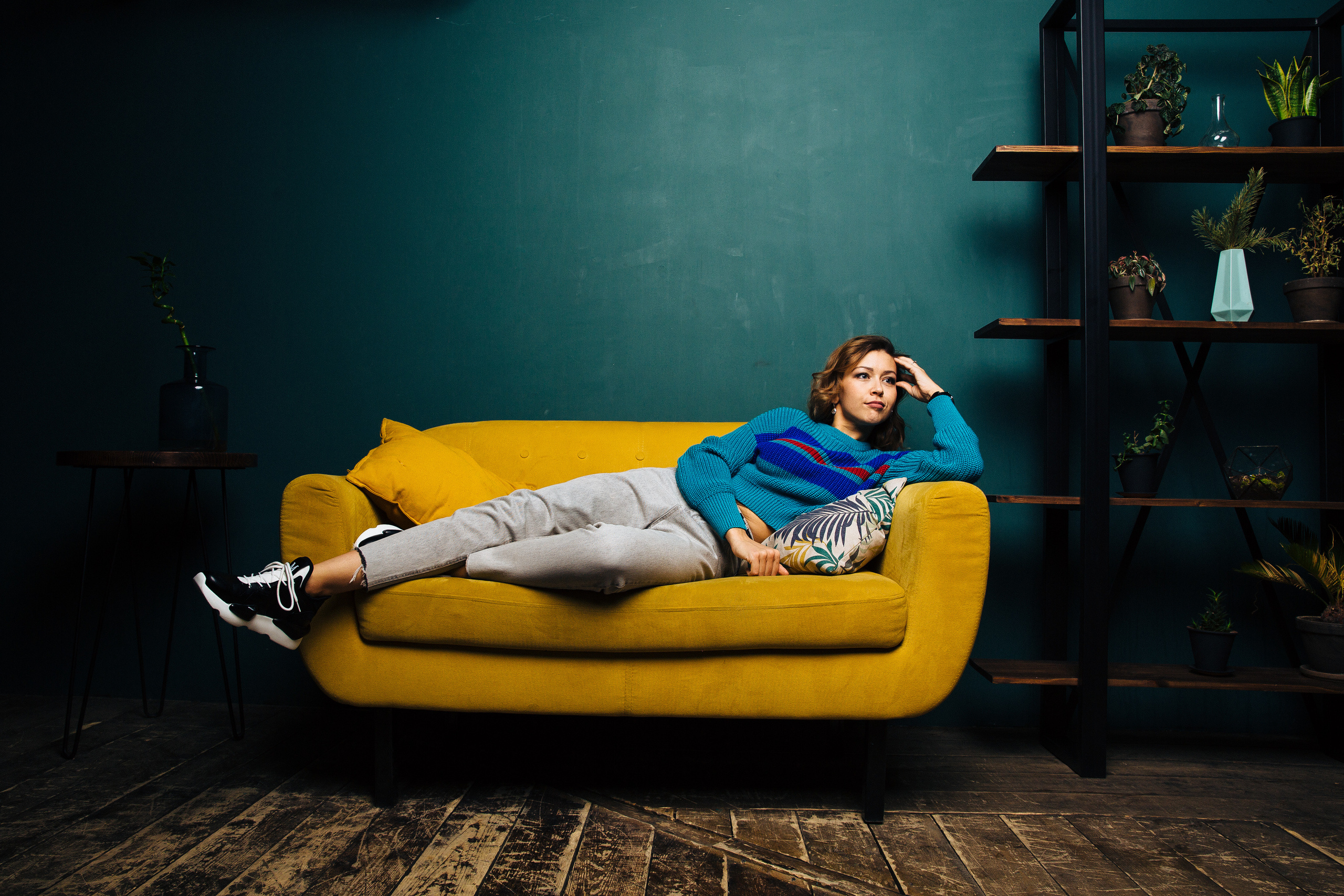 Мама:

- Что же такое придумать? Может, просто улыбнуться? Хотя! Я видела кое-что в модном журнале и смогу повторить. 