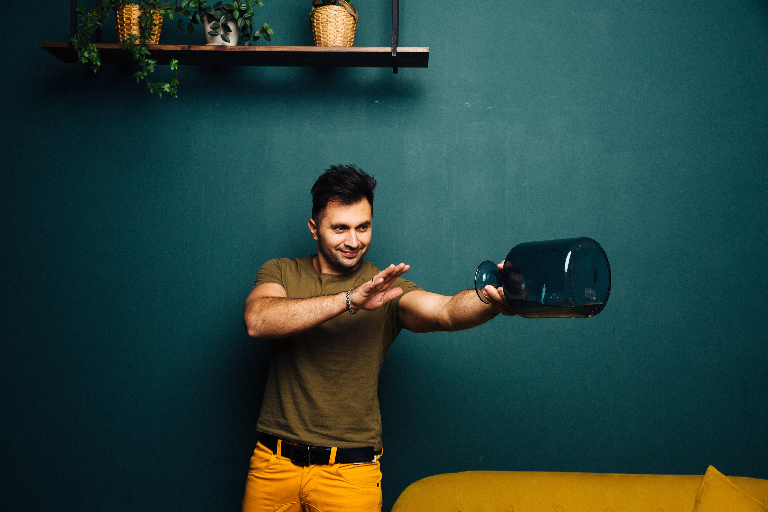 Хотя… всё-таки смотри, что я умею с бутылкой делать. =)
