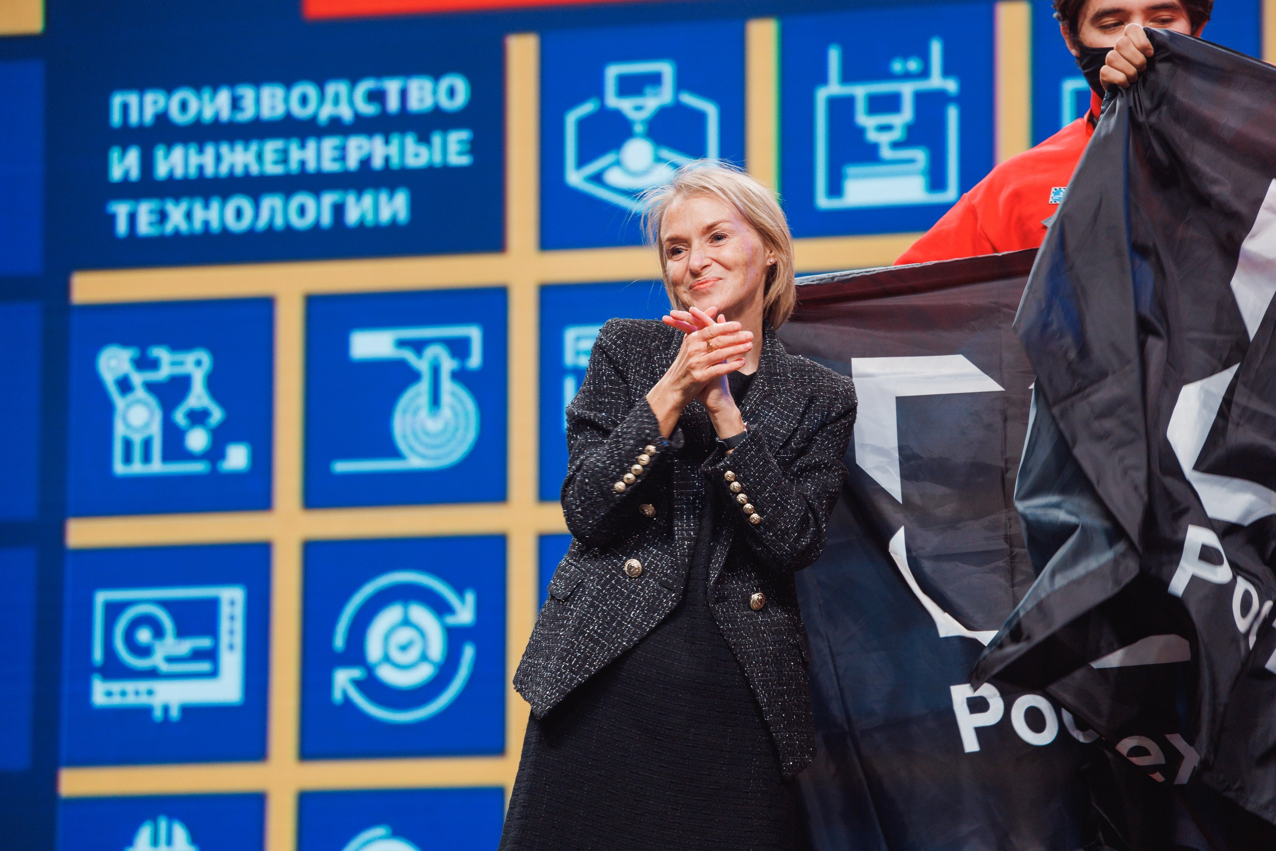 Репортажный фотограф взаимодействует с организаторами для получения лучшего доступа