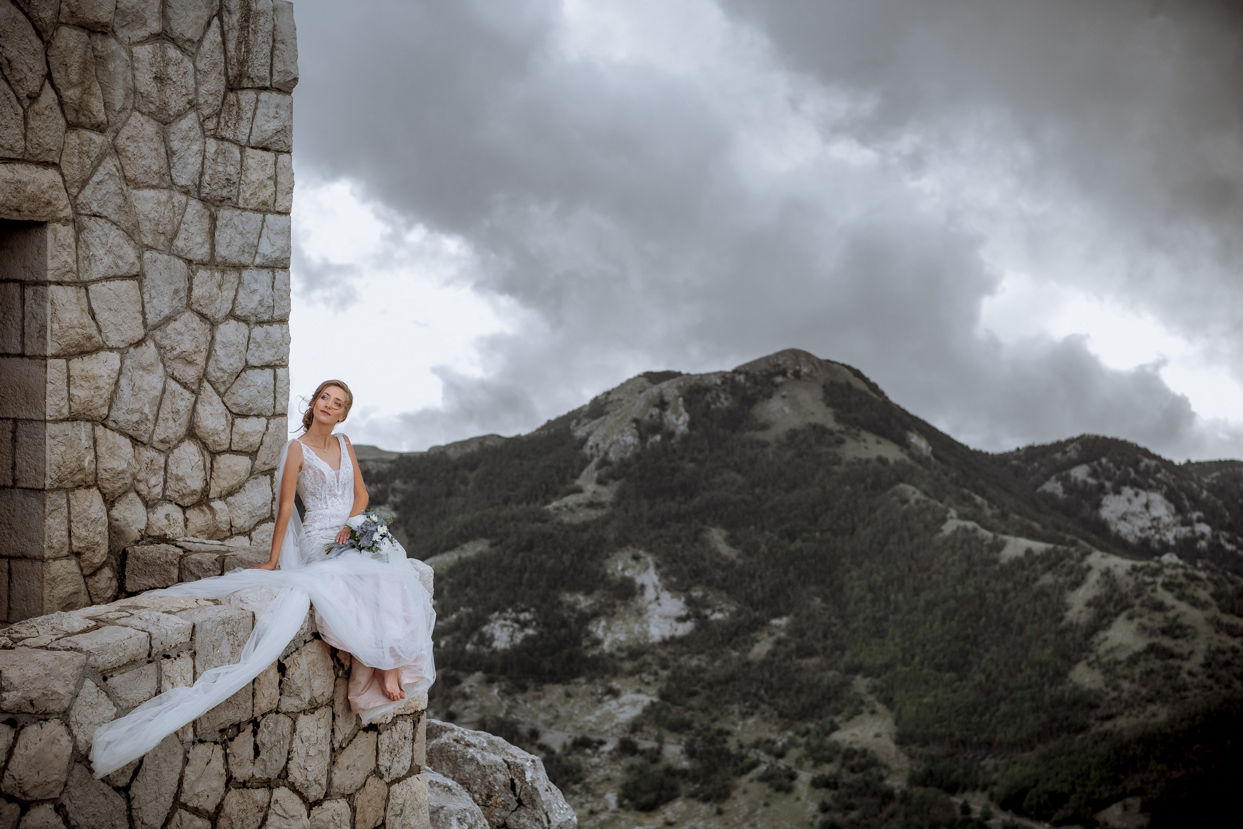 Красивая свадебная фотосессия выше облаков Снежаны и Видосава в Черног. Бизнес фотограф в Москве Алексей Кознев