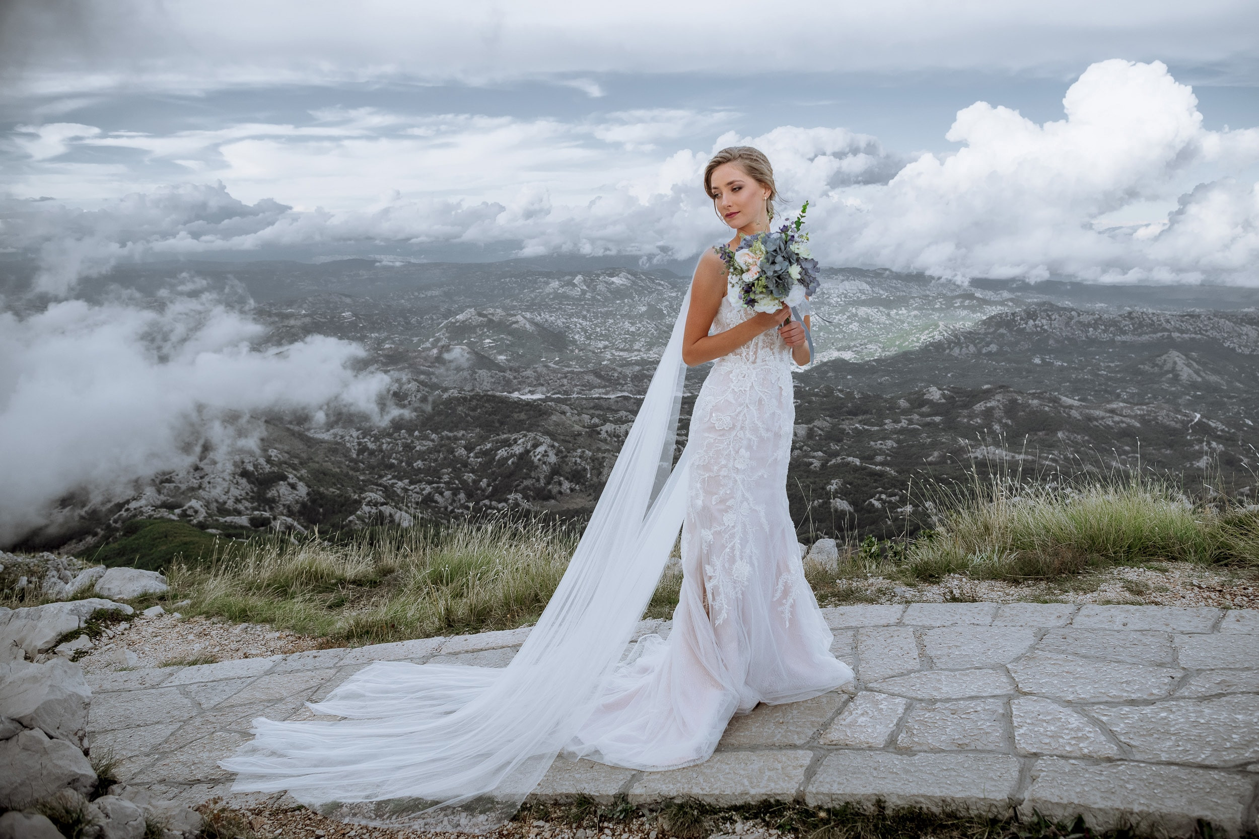 Красивая свадебная фотосессия выше облаков Снежаны и Видосава в Черног. Бизнес фотограф в Москве Алексей Кознев