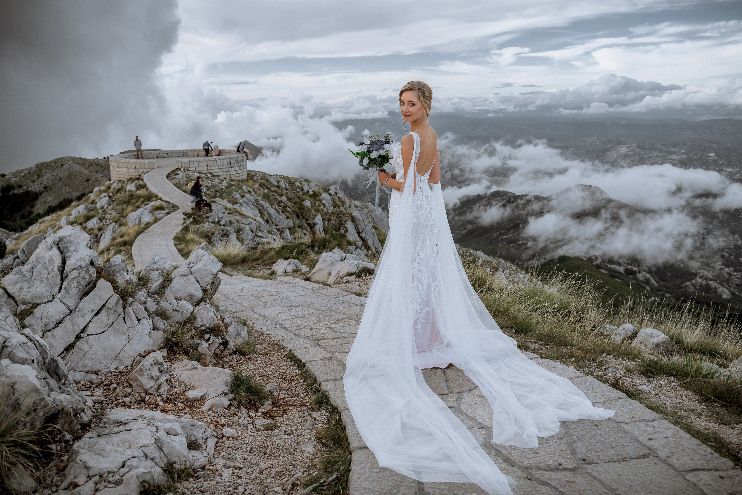 Красивая свадебная фотосессия выше облаков Снежаны и Видосава в Черног. Бизнес фотограф в Москве Алексей Кознев
