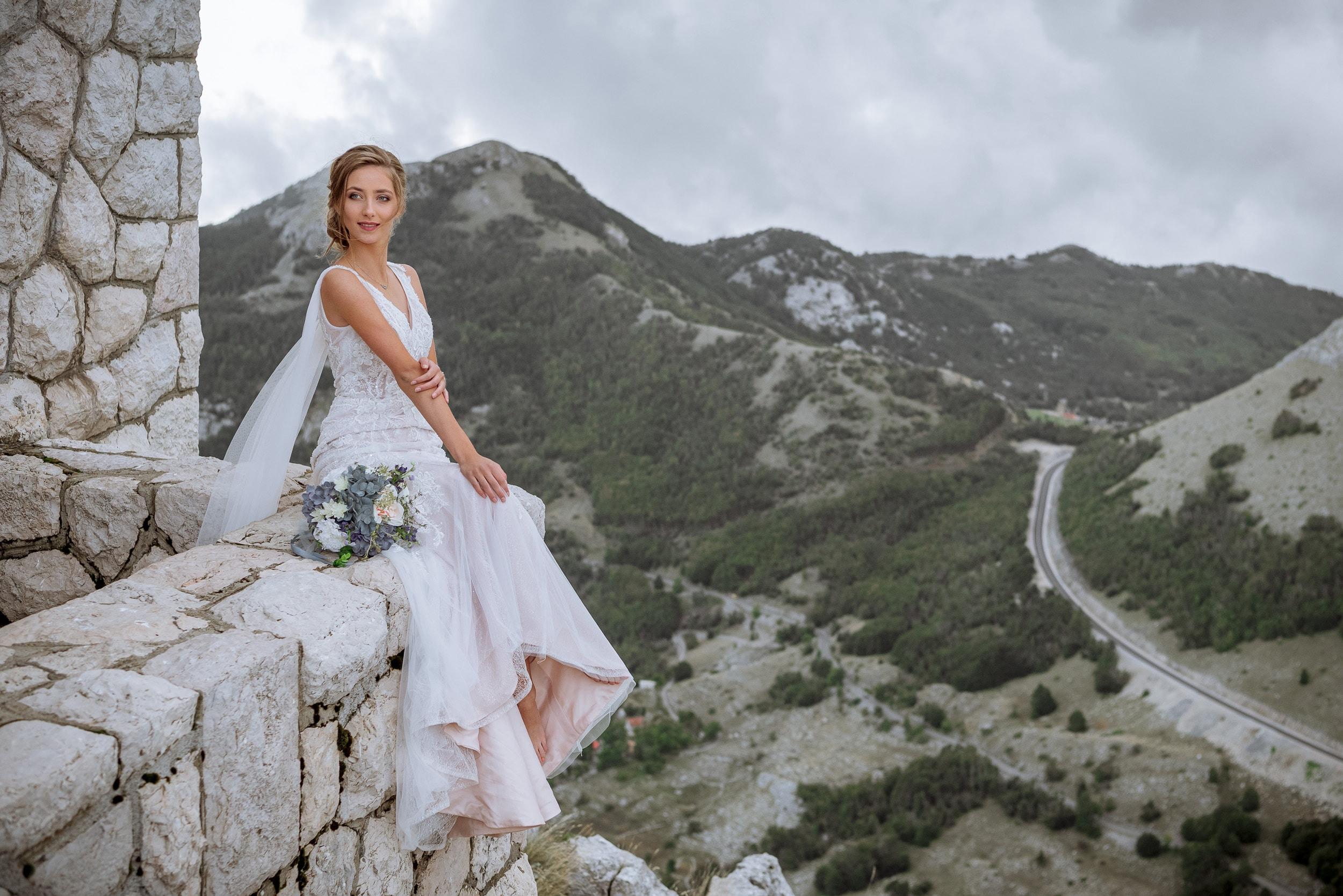 Красивая свадебная фотосессия выше облаков Снежаны и Видосава в Черног. Бизнес фотограф в Москве Алексей Кознев