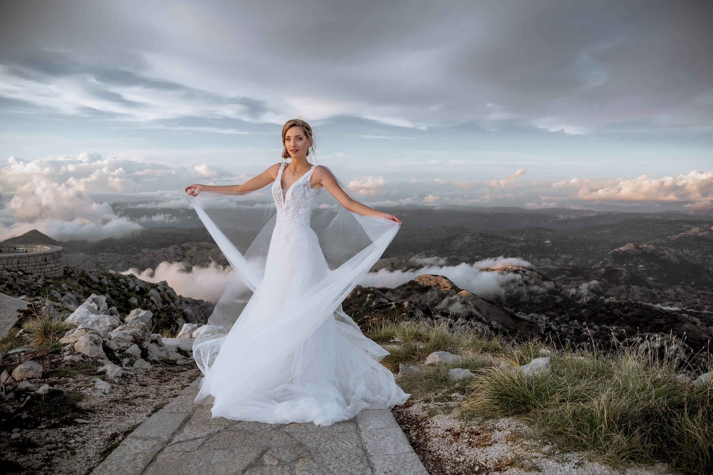 Красивая свадебная фотосессия выше облаков Снежаны и Видосава в Черног. Бизнес фотограф в Москве Алексей Кознев