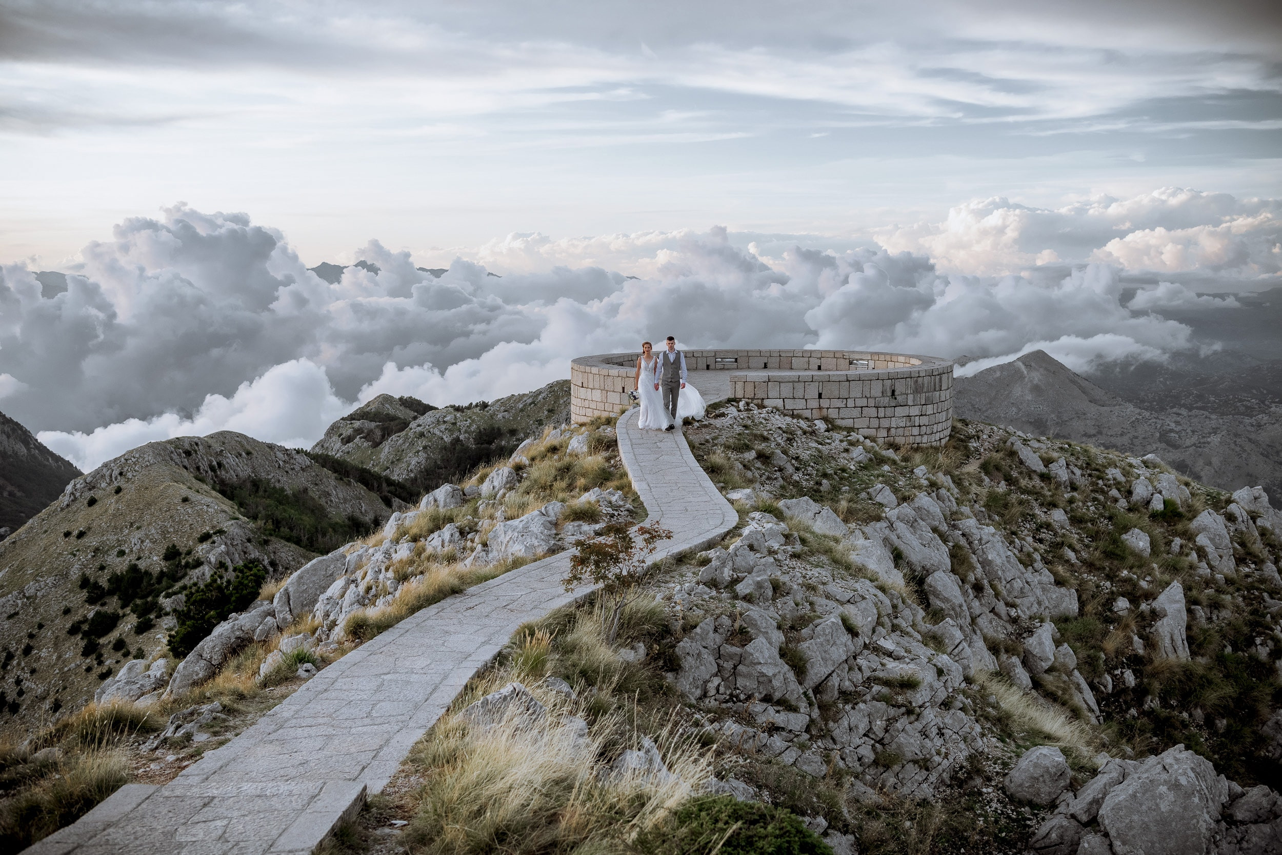 Красивая свадебная фотосессия выше облаков Снежаны и Видосава в Черног. Бизнес фотограф в Москве Алексей Кознев