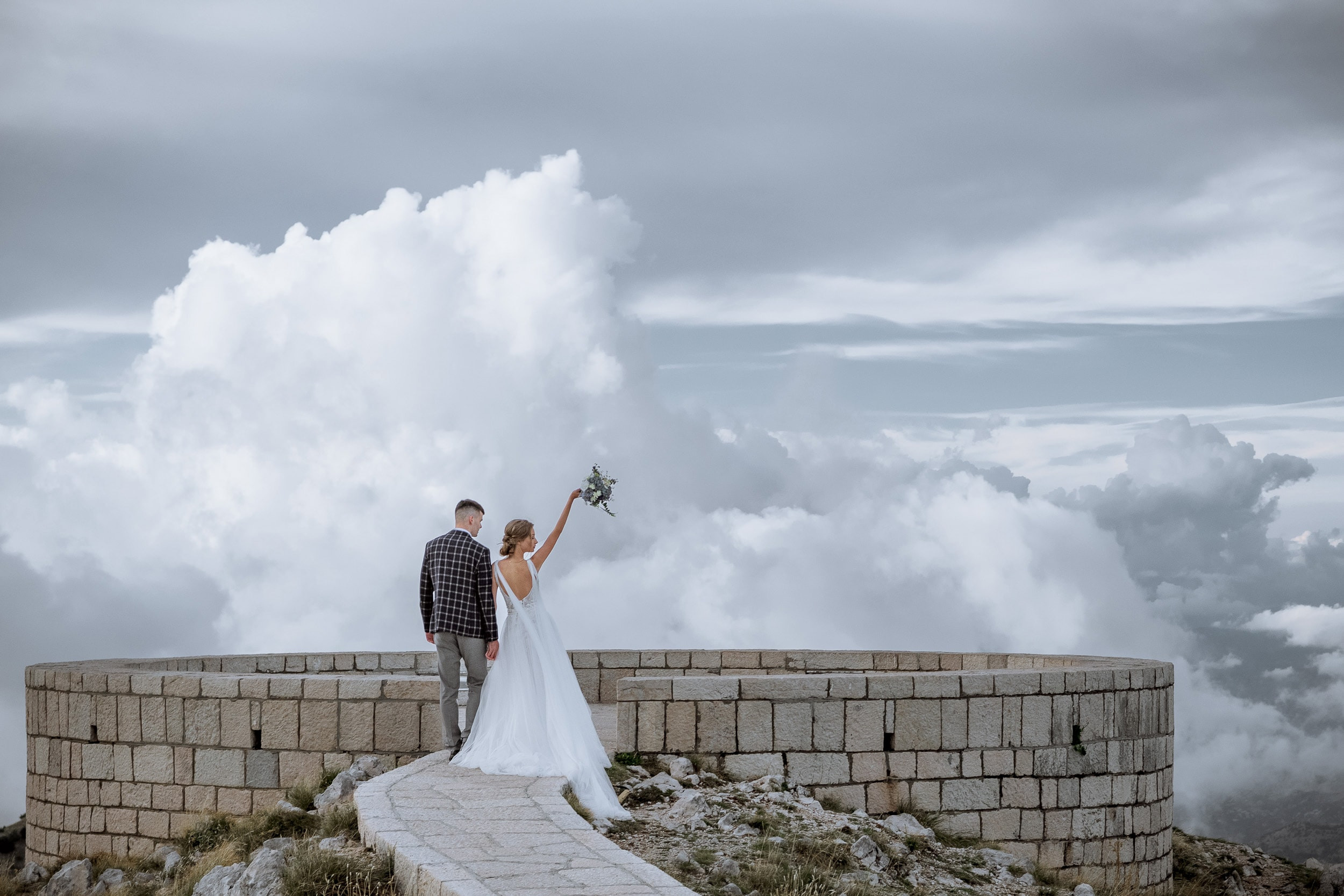 Красивая свадебная фотосессия выше облаков Снежаны и Видосава в Черног. Бизнес фотограф в Москве Алексей Кознев