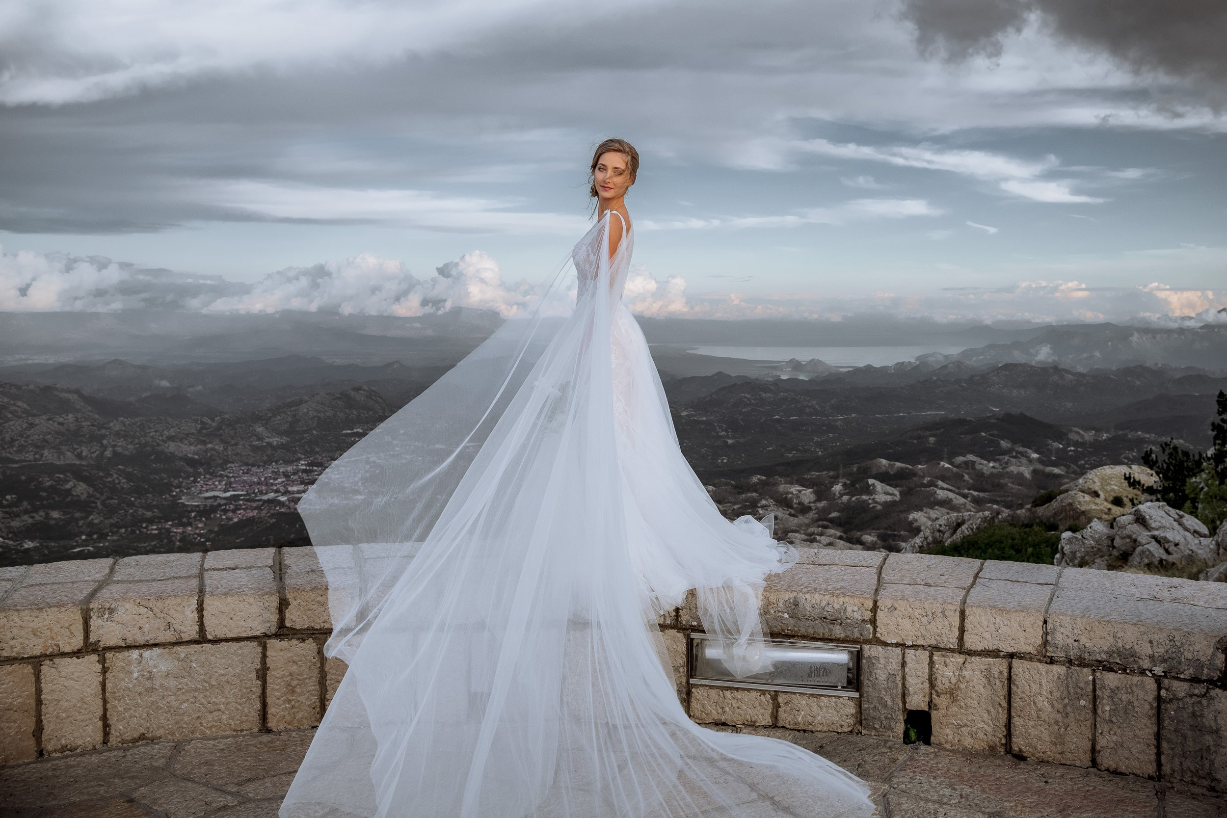 Красивая свадебная фотосессия выше облаков Снежаны и Видосава в Черног. Бизнес фотограф в Москве Алексей Кознев