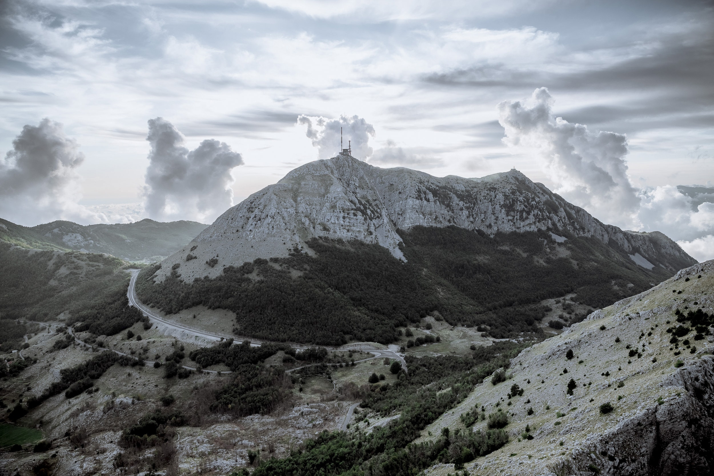 Красивая свадебная фотосессия выше облаков Снежаны и Видосава в Черног. Бизнес фотограф в Москве Алексей Кознев