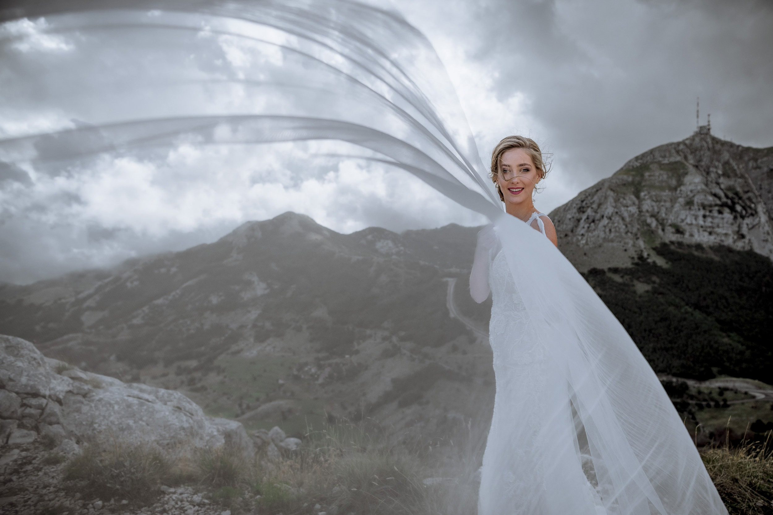 Красивая свадебная фотосессия выше облаков Снежаны и Видосава в Черног. Бизнес фотограф в Москве Алексей Кознев