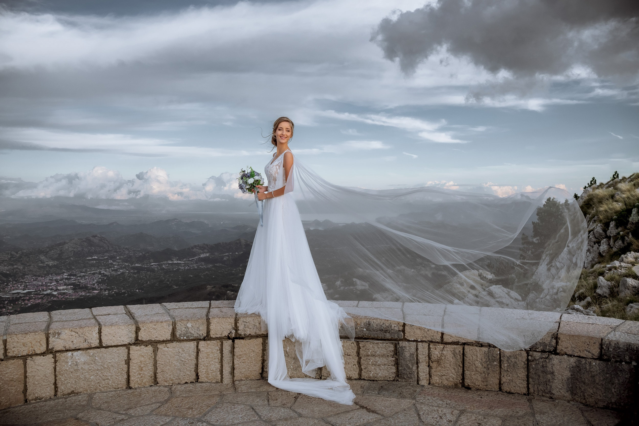 Красивая свадебная фотосессия выше облаков Снежаны и Видосава в Черног. Бизнес фотограф в Москве Алексей Кознев