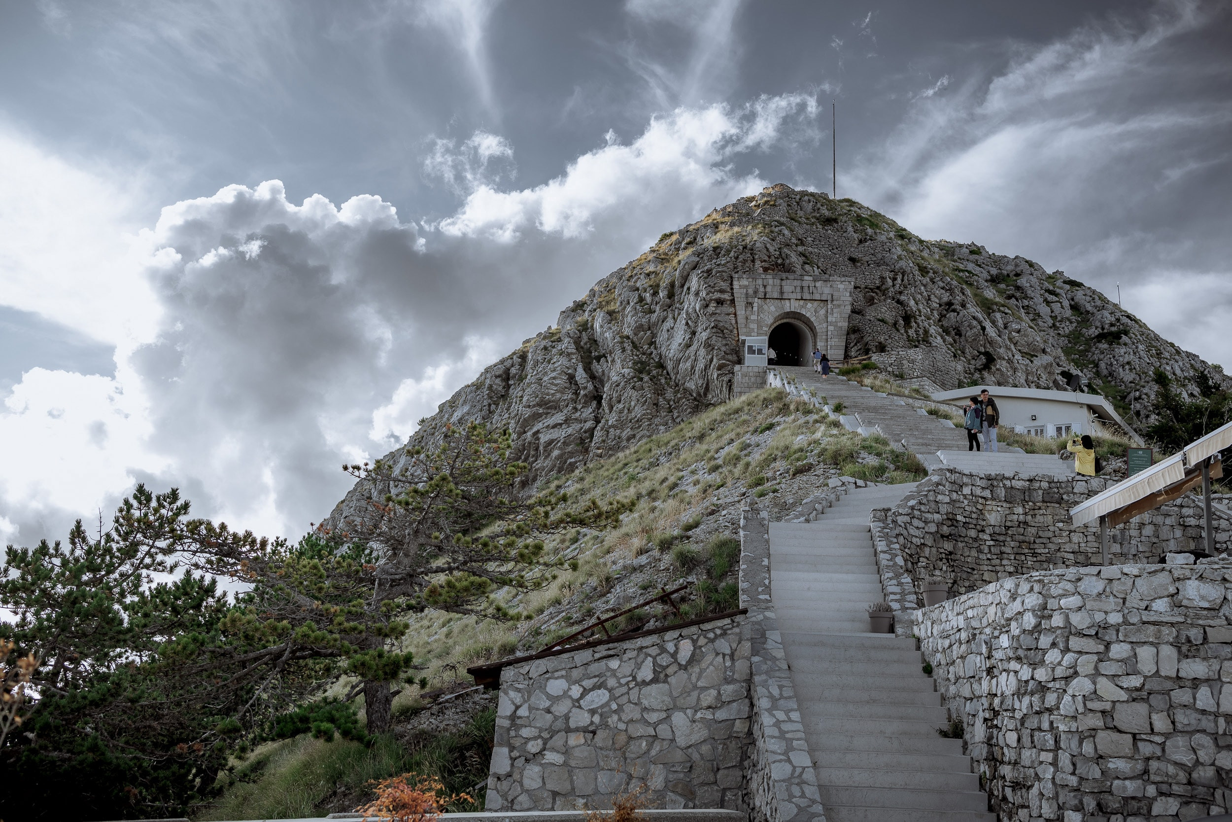 Красивая свадебная фотосессия выше облаков Снежаны и Видосава в Черног. Бизнес фотограф в Москве Алексей Кознев