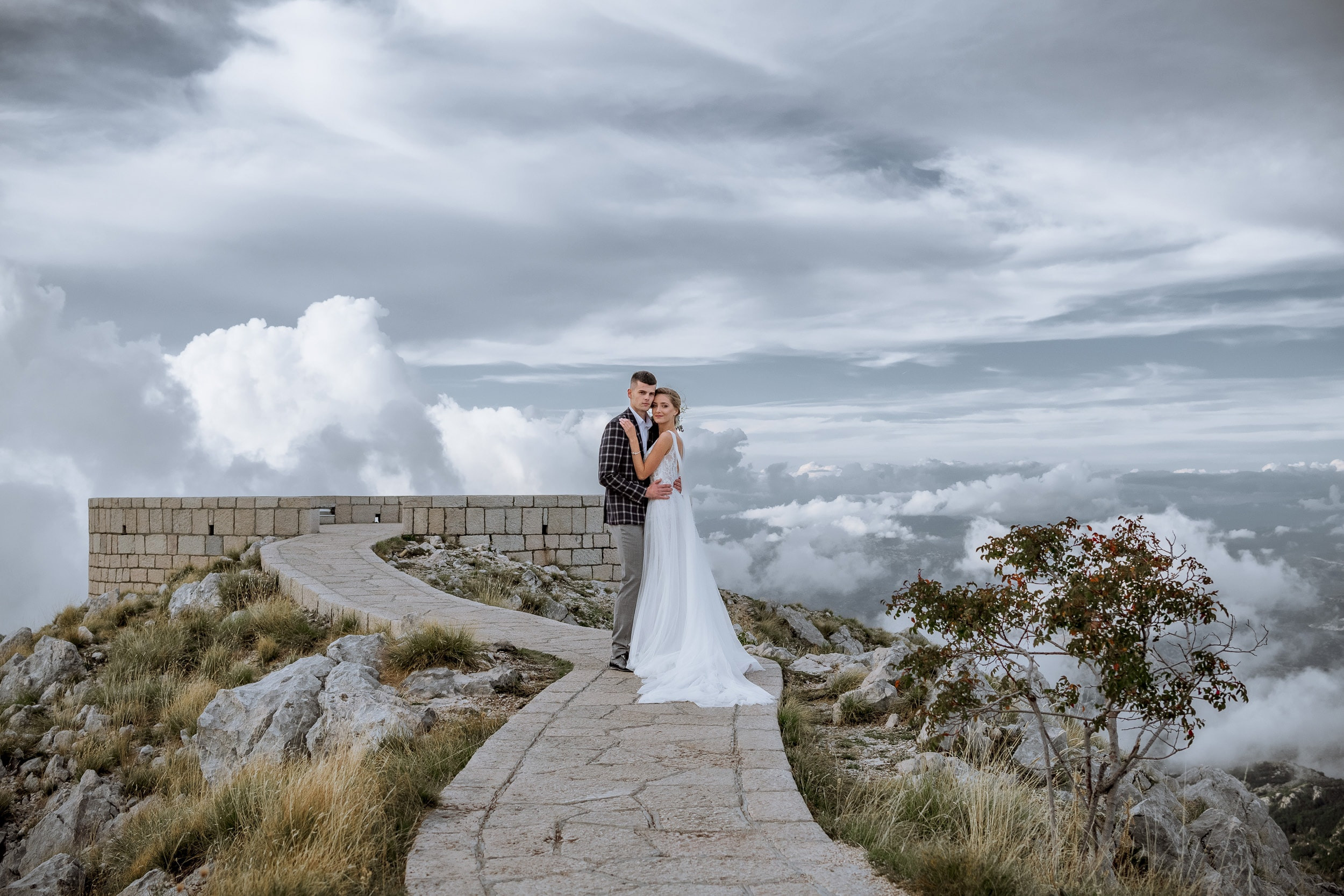 Красивая свадебная фотосессия выше облаков Снежаны и Видосава в Черног. Бизнес фотограф в Москве Алексей Кознев