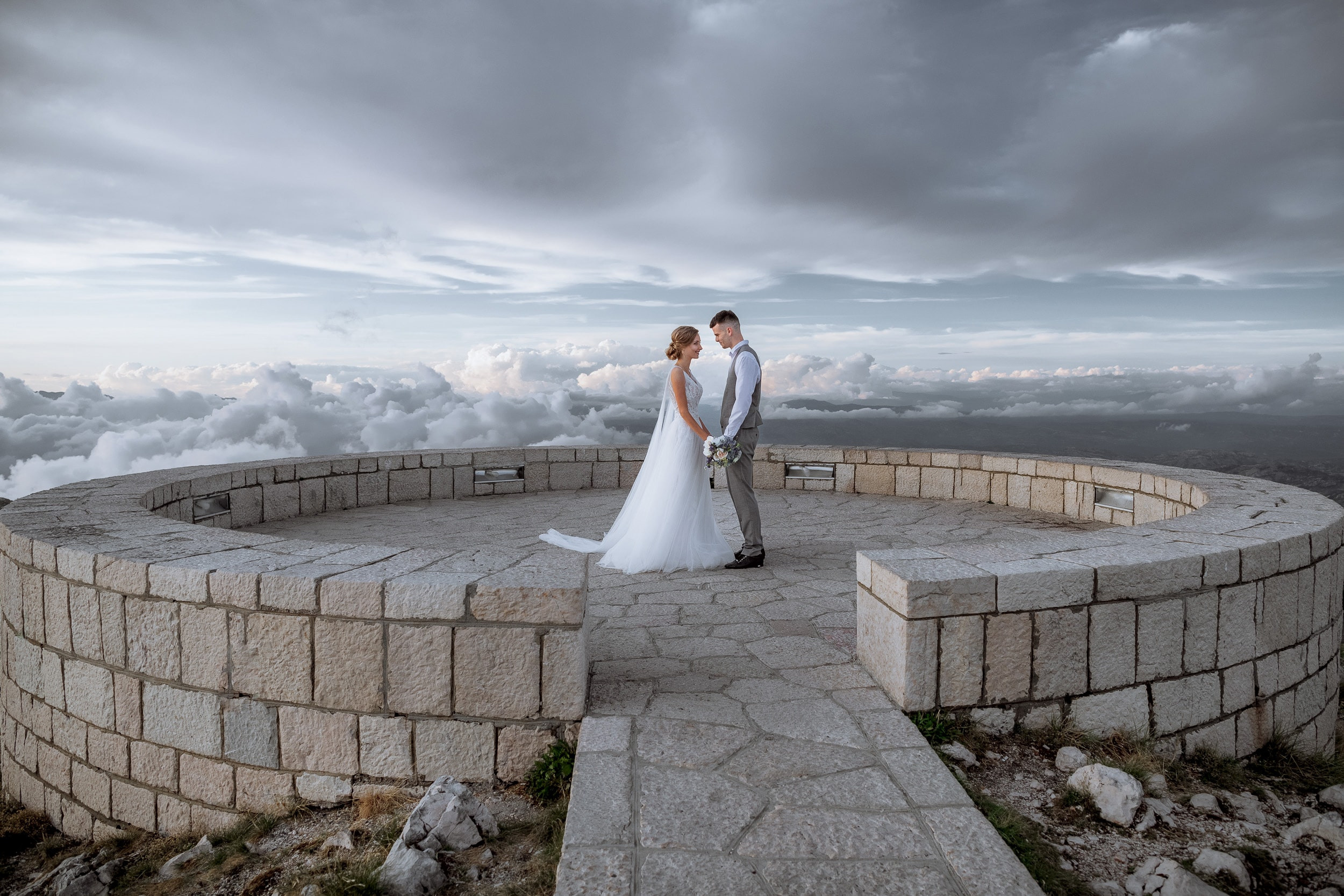 Красивая свадебная фотосессия выше облаков Снежаны и Видосава в Черног. Бизнес фотограф в Москве Алексей Кознев