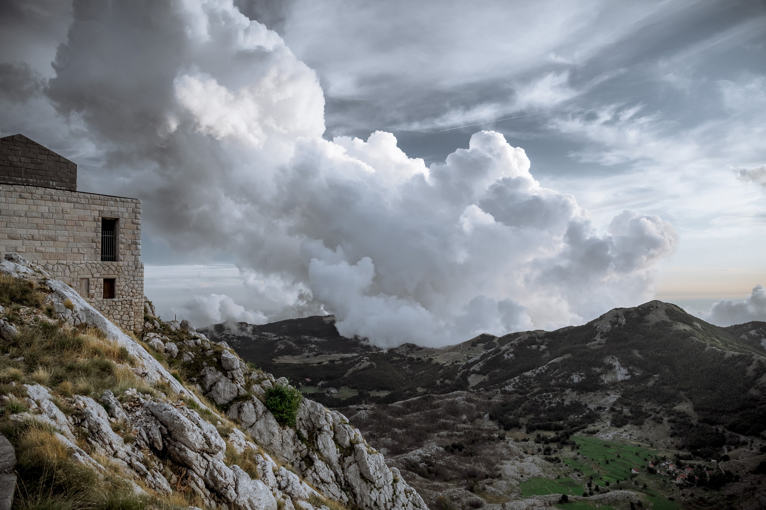 Красивая свадебная фотосессия выше облаков Снежаны и Видосава в Черног. Бизнес фотограф в Москве Алексей Кознев