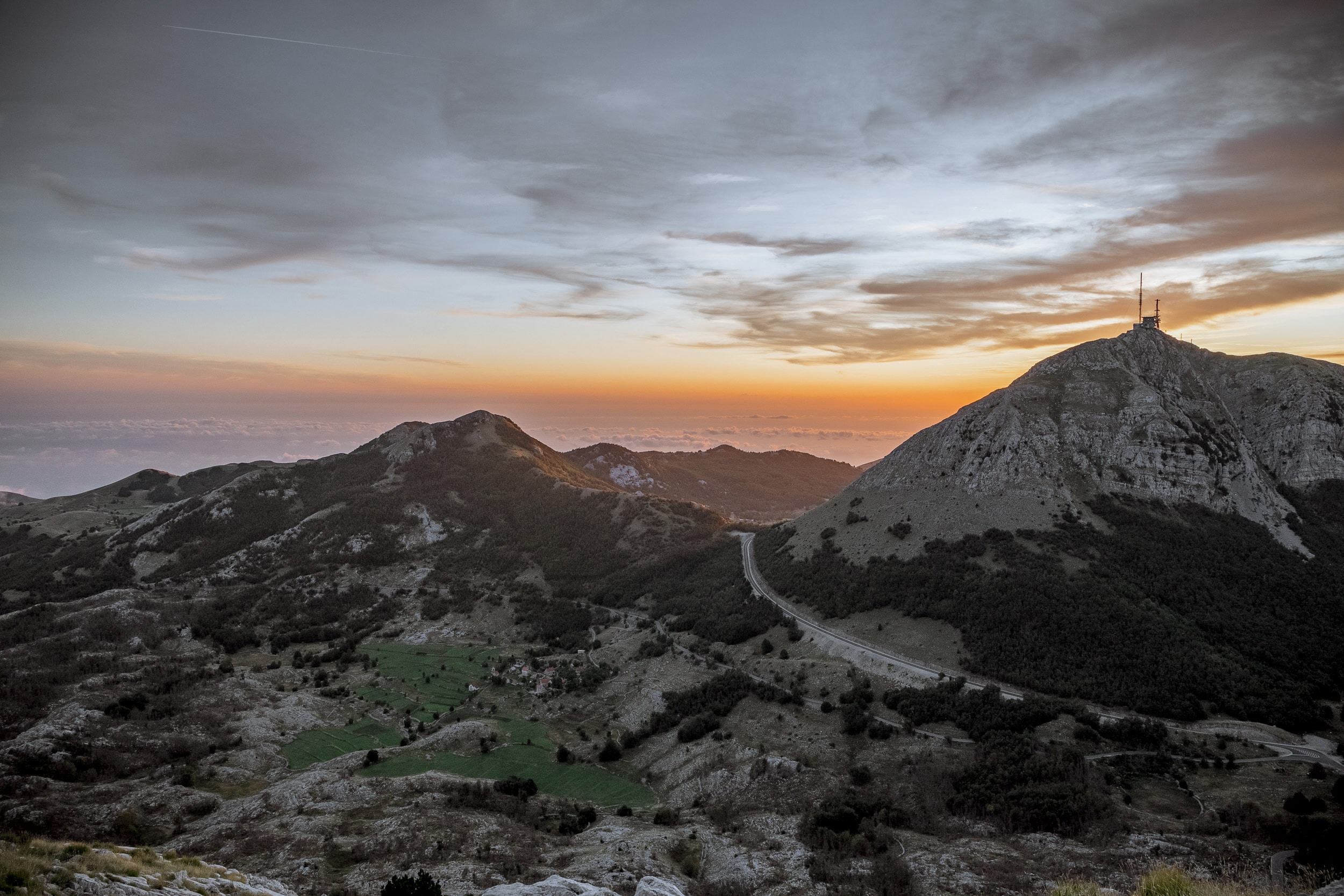 Красивая свадебная фотосессия выше облаков Снежаны и Видосава в Черног. Бизнес фотограф в Москве Алексей Кознев