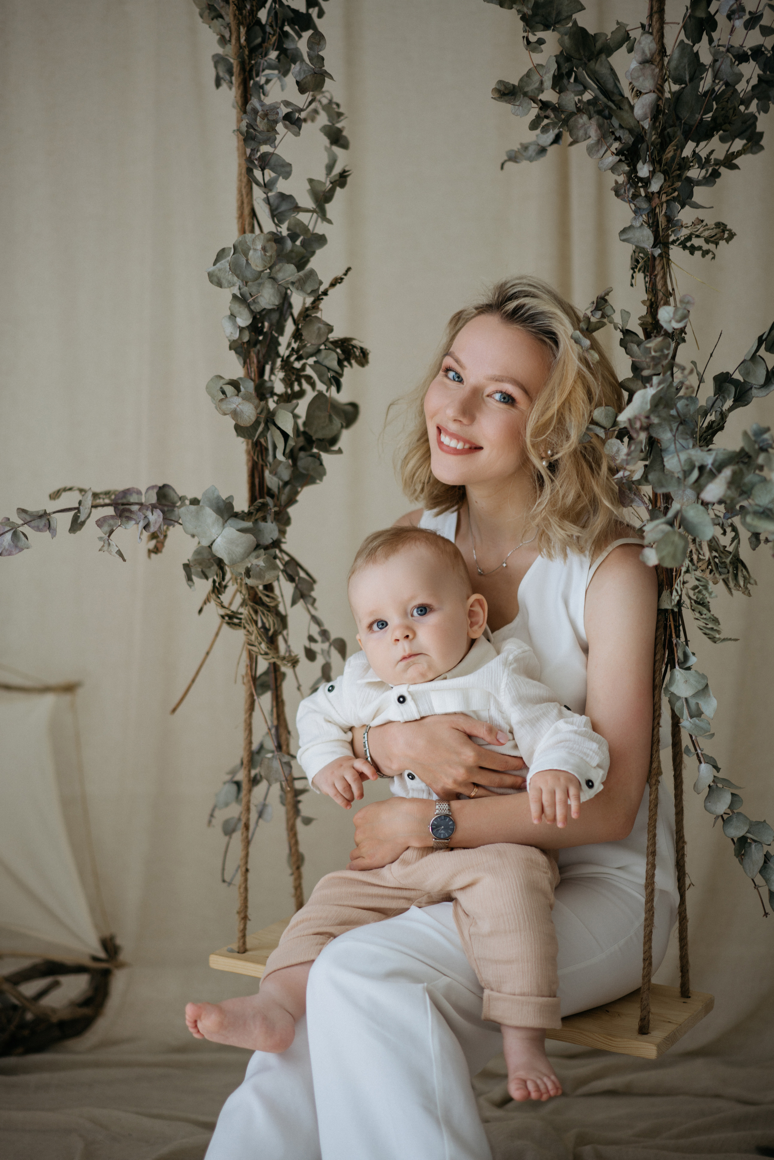 Семейная фотосессия в студии в качелями. Свадебный и семейный фотограф в Калининграде Анастасия Гриценко