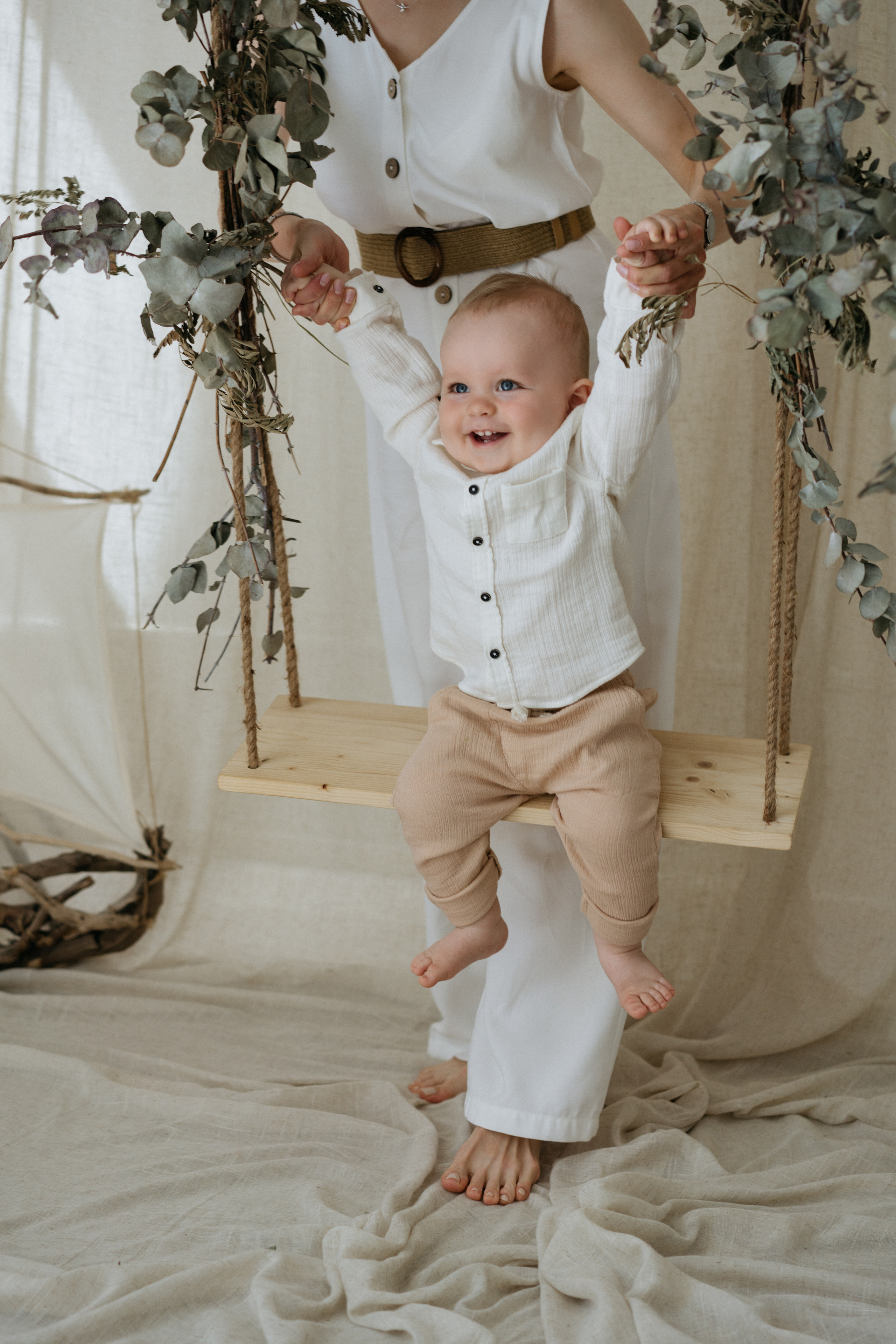 Семейная фотосессия в студии в качелями. Свадебный и семейный фотограф в Калининграде Анастасия Гриценко