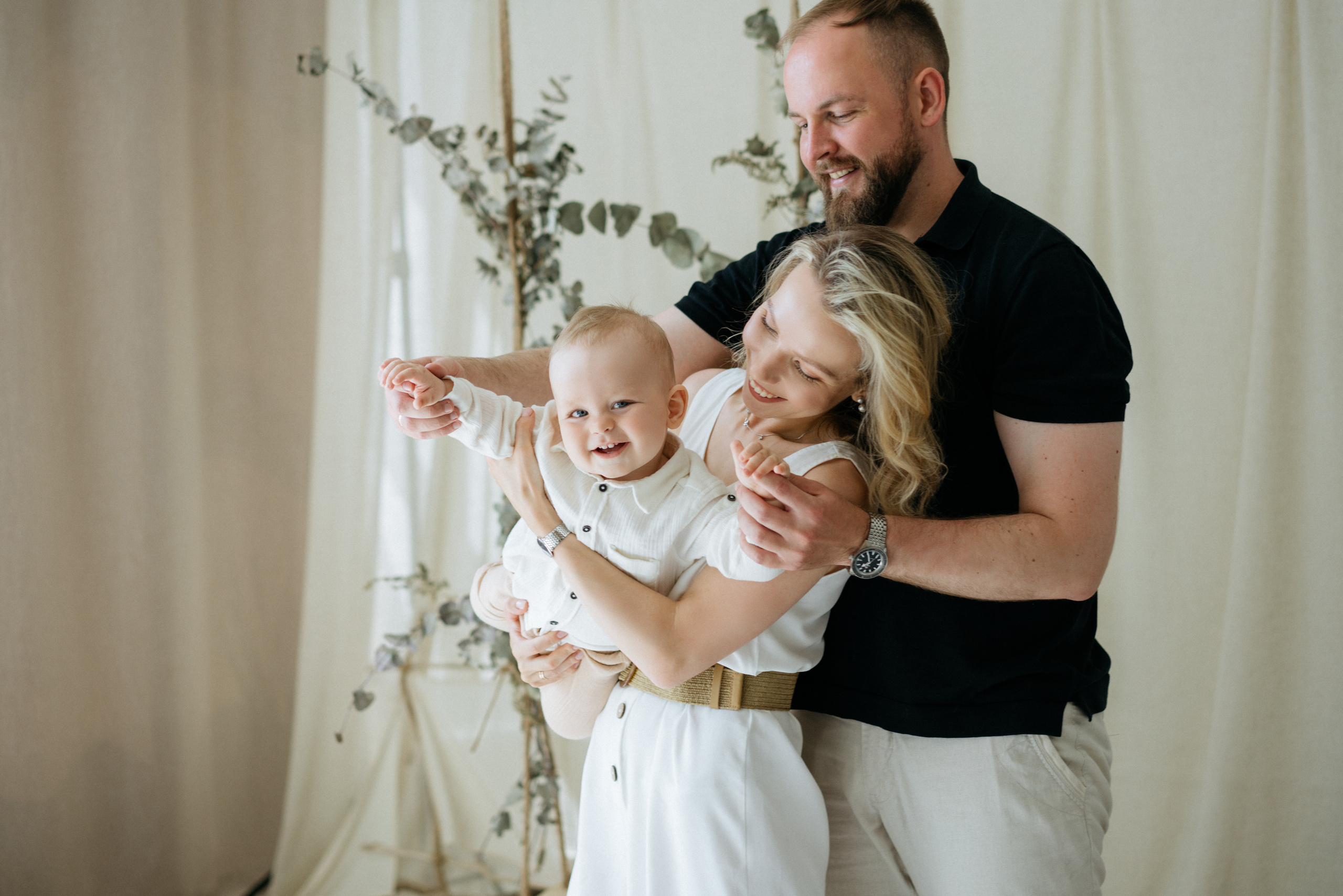 Семейная фотосессия в студии в качелями. Свадебный и семейный фотограф в Калининграде Анастасия Гриценко