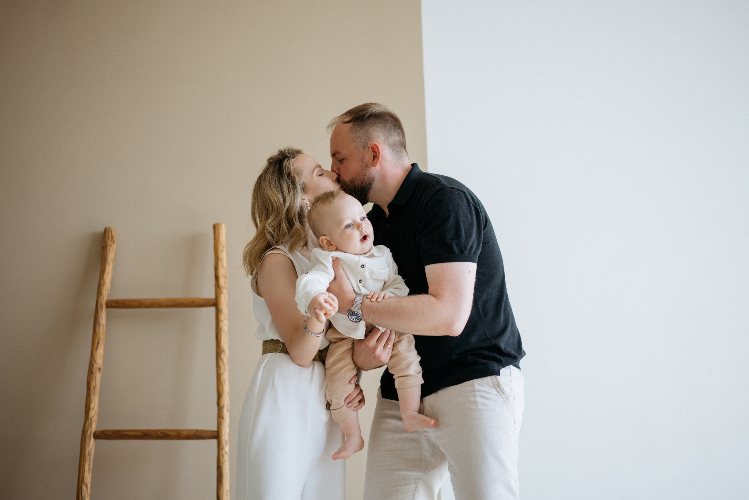 Семейная фотосессия в студии в качелями. Свадебный и семейный фотограф в Калининграде Анастасия Гриценко