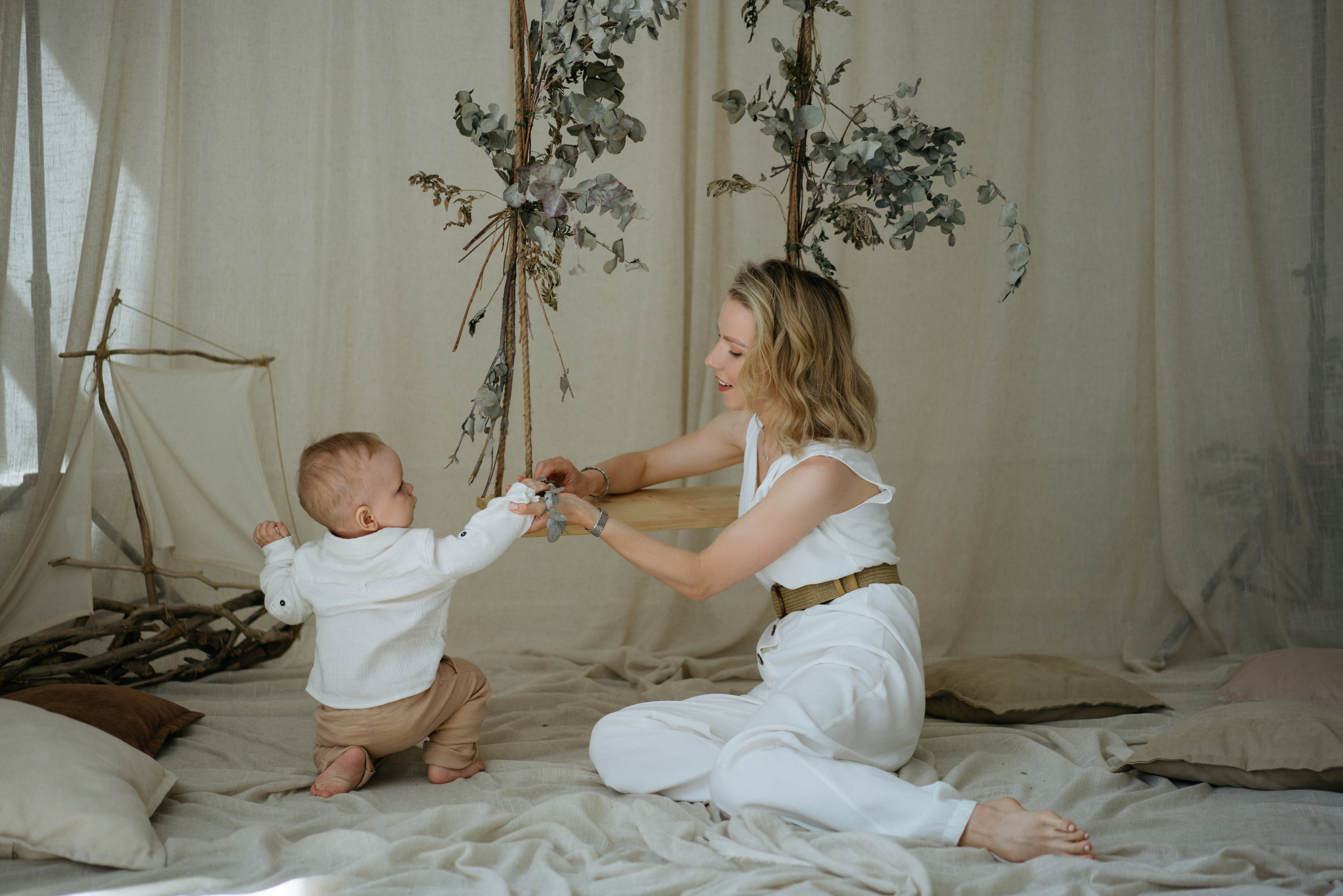 Семейная фотосессия в студии в качелями. Свадебный и семейный фотограф в Калининграде Анастасия Гриценко